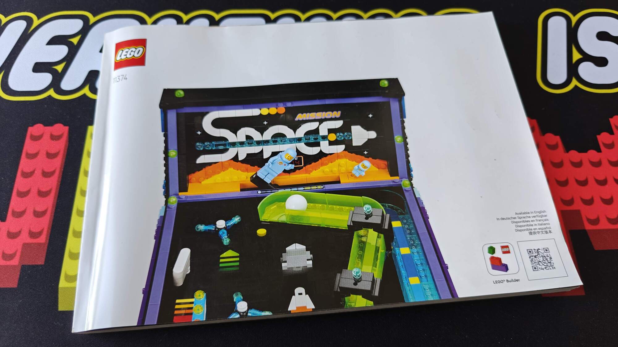Foto do livreto número 11374 com o nome Arcade Pinball Machine (Máquina de pinball de arcade)