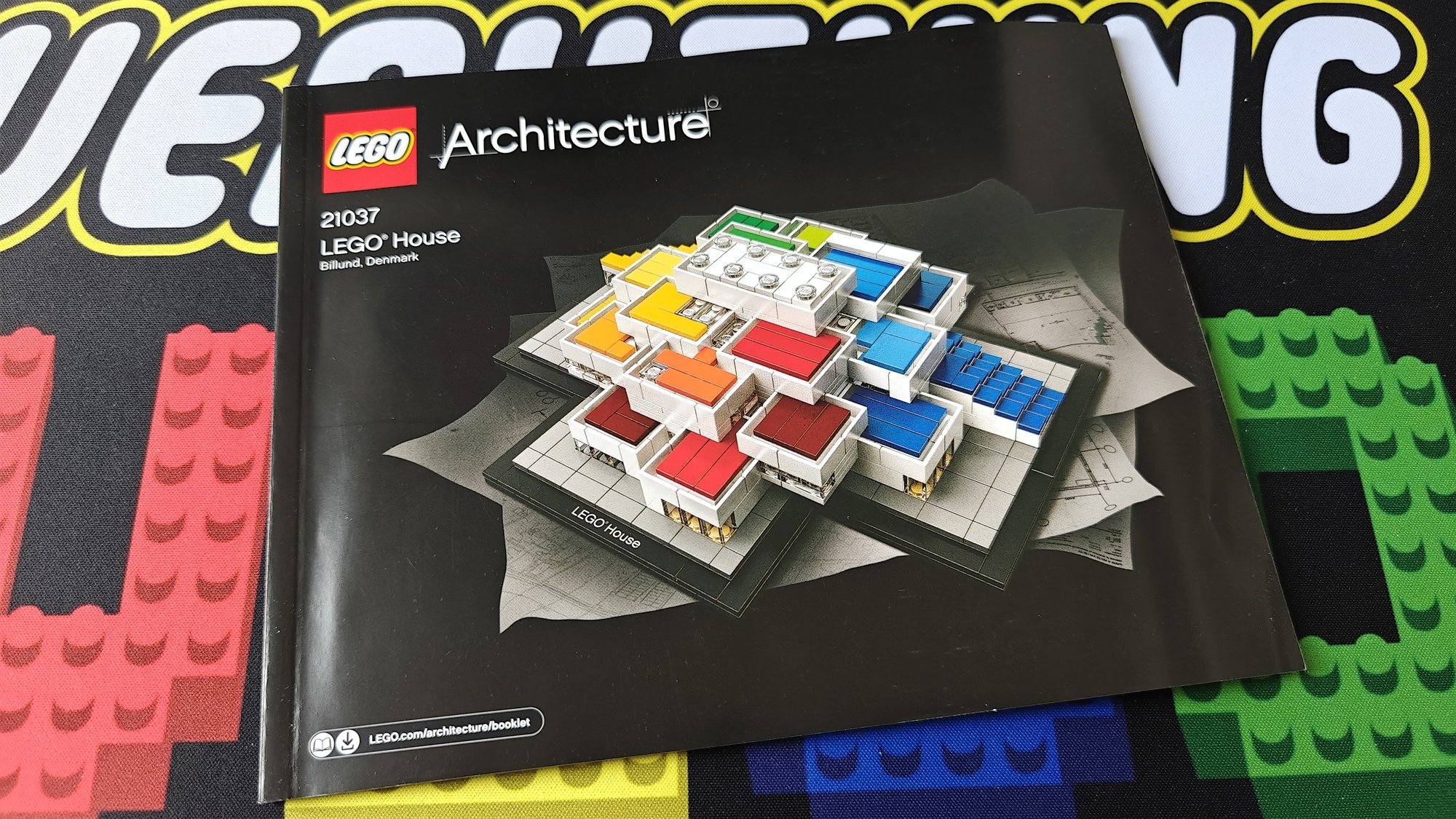 Foto del libretto numero 21037 con il nome LEGO House (Casa LEGO)