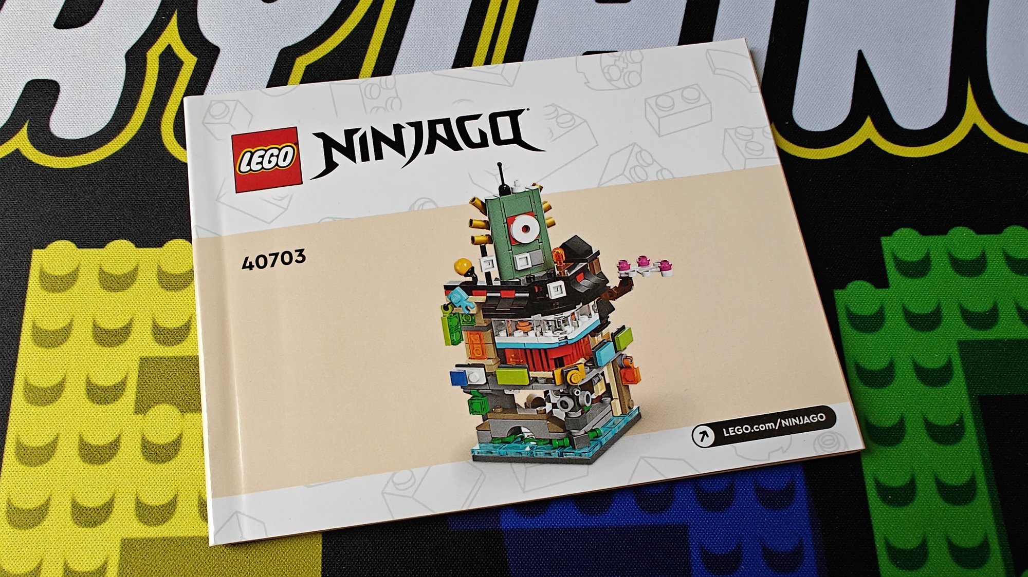 Foto del folleto número 40703 con el nombre Micro NINJAGO City (Micro Ciudad NINJAGO)