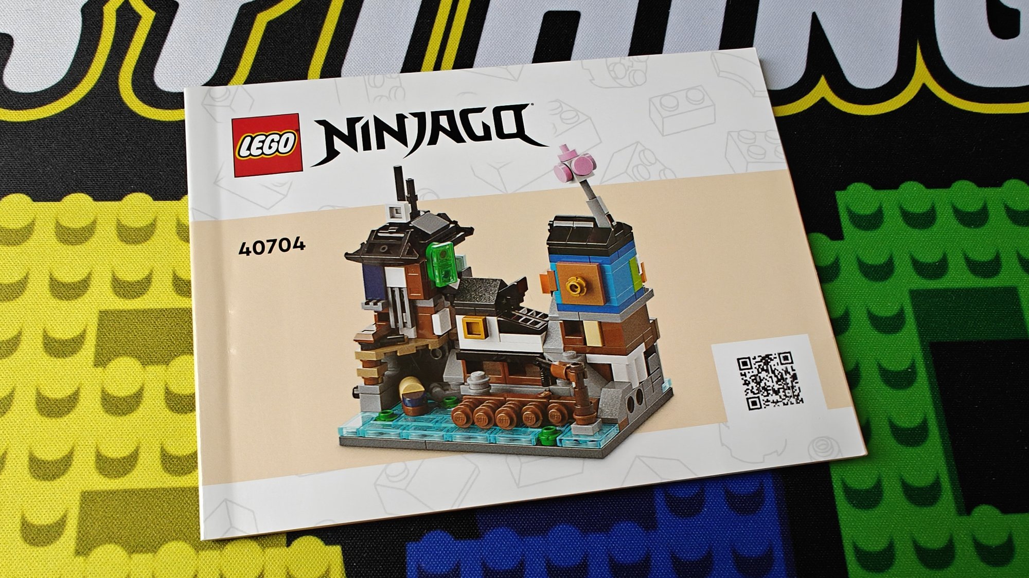 Foto del folleto número 40704 con el nombre Micro NINJAGO Docks (Micro Muelles NINJAGO)