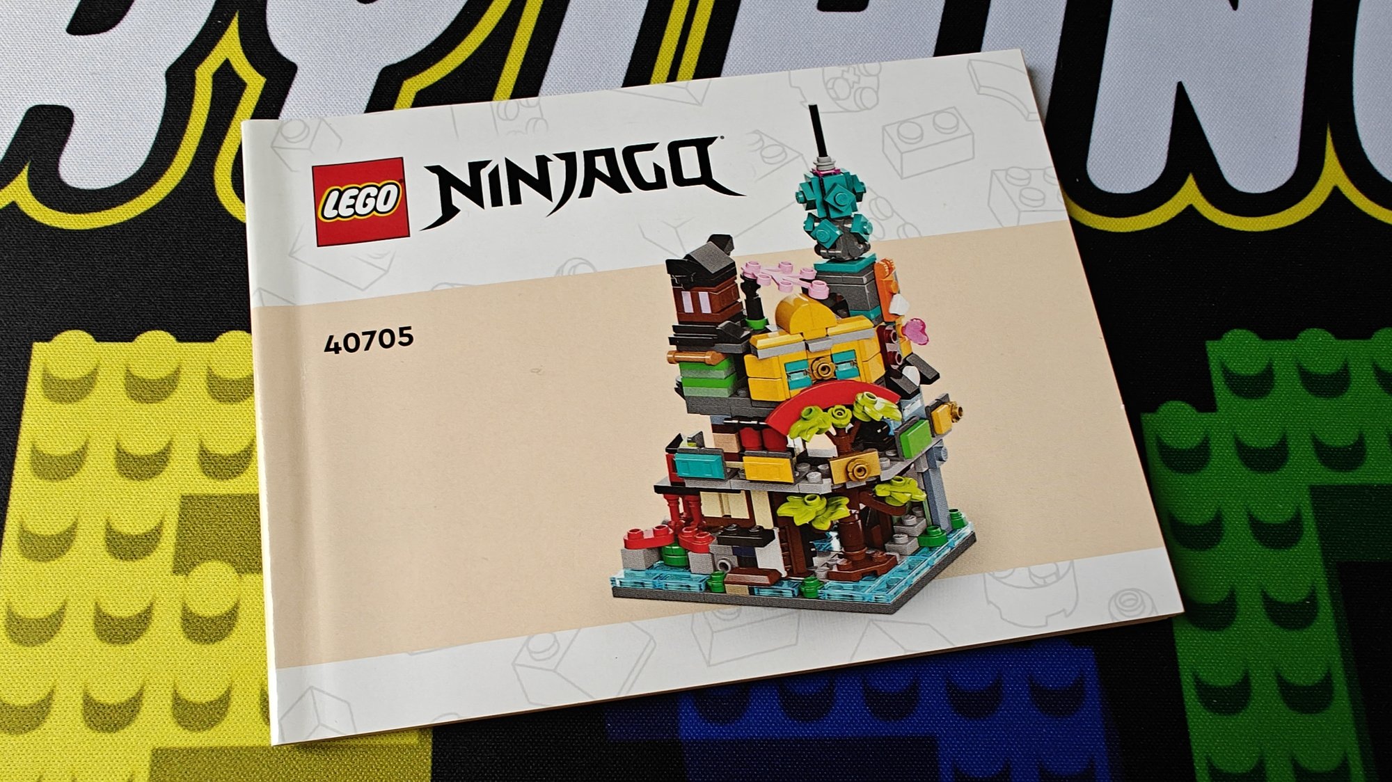 Foto del folleto número 40705 con el nombre Micro NINJAGO City Gardens (Micro Jardines de la Ciudad NINJAGO)