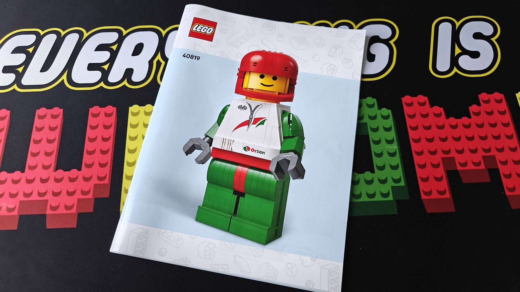 Photo du livret numéro 40819 portant le nom Up-Scaled Racing Driver Minifigure (Minifigurine Pilote de Course Agrandie)