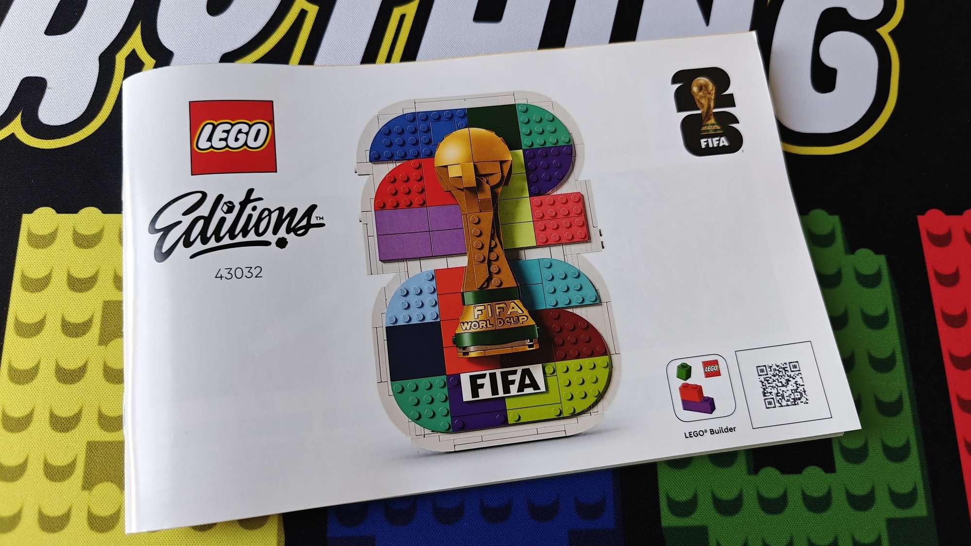 Foto do livreto número 43032 com o nome FIFA World Cup 2026 Official Emblem (Emblema Oficial da Copa do Mundo FIFA 2026)