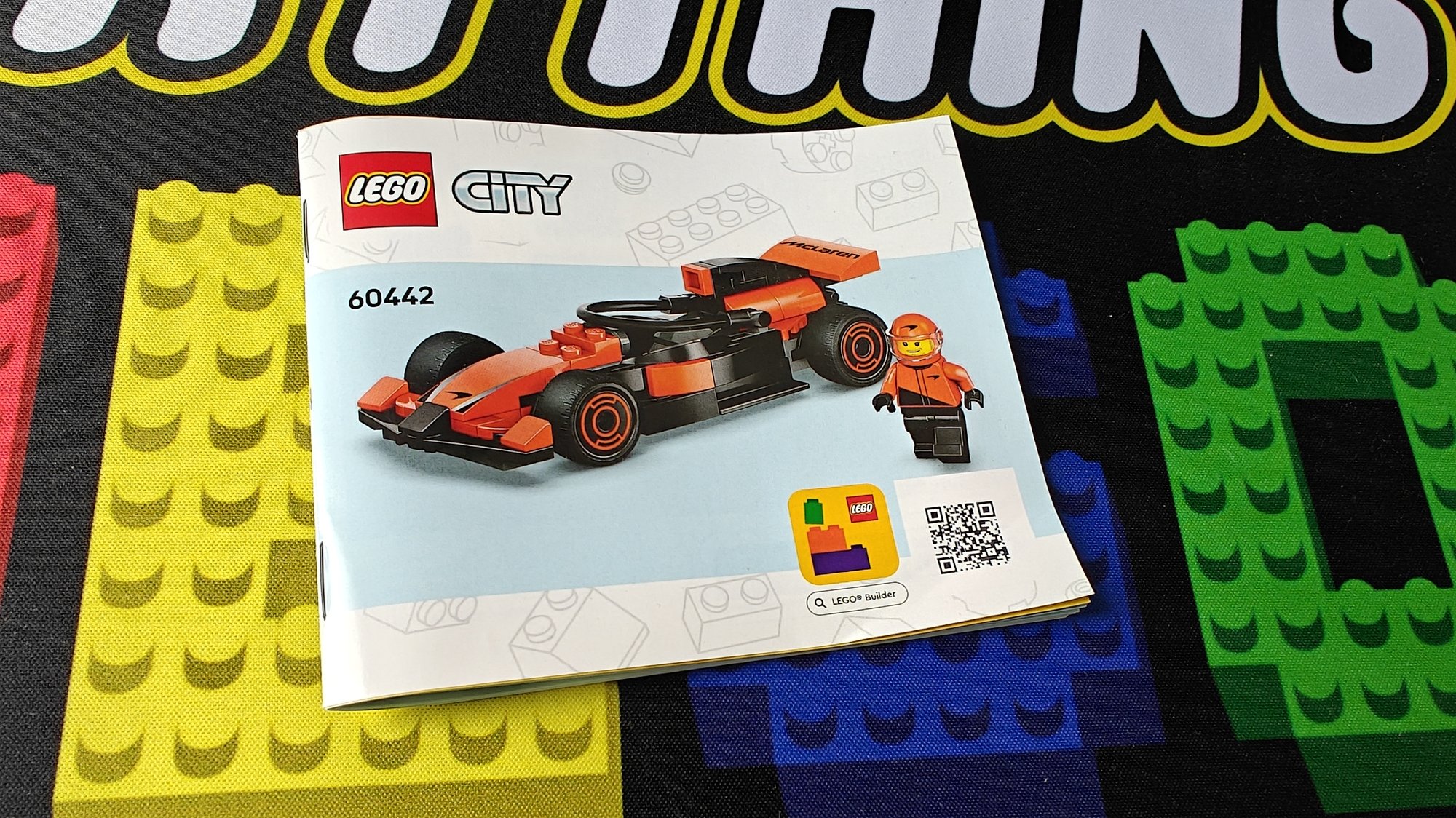 Foto del libretto numero 60442 con il nome F1 Driver with McLaren Race Car (Pilota di F1 con Auto da Corsa McLaren)