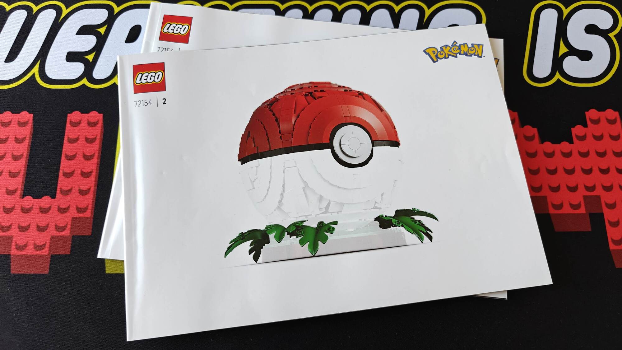Foto do livreto número 72154 com o nome Iconic Trainer Moments Poké Ball (Poké Ball de momentos icónicos de Treinador)