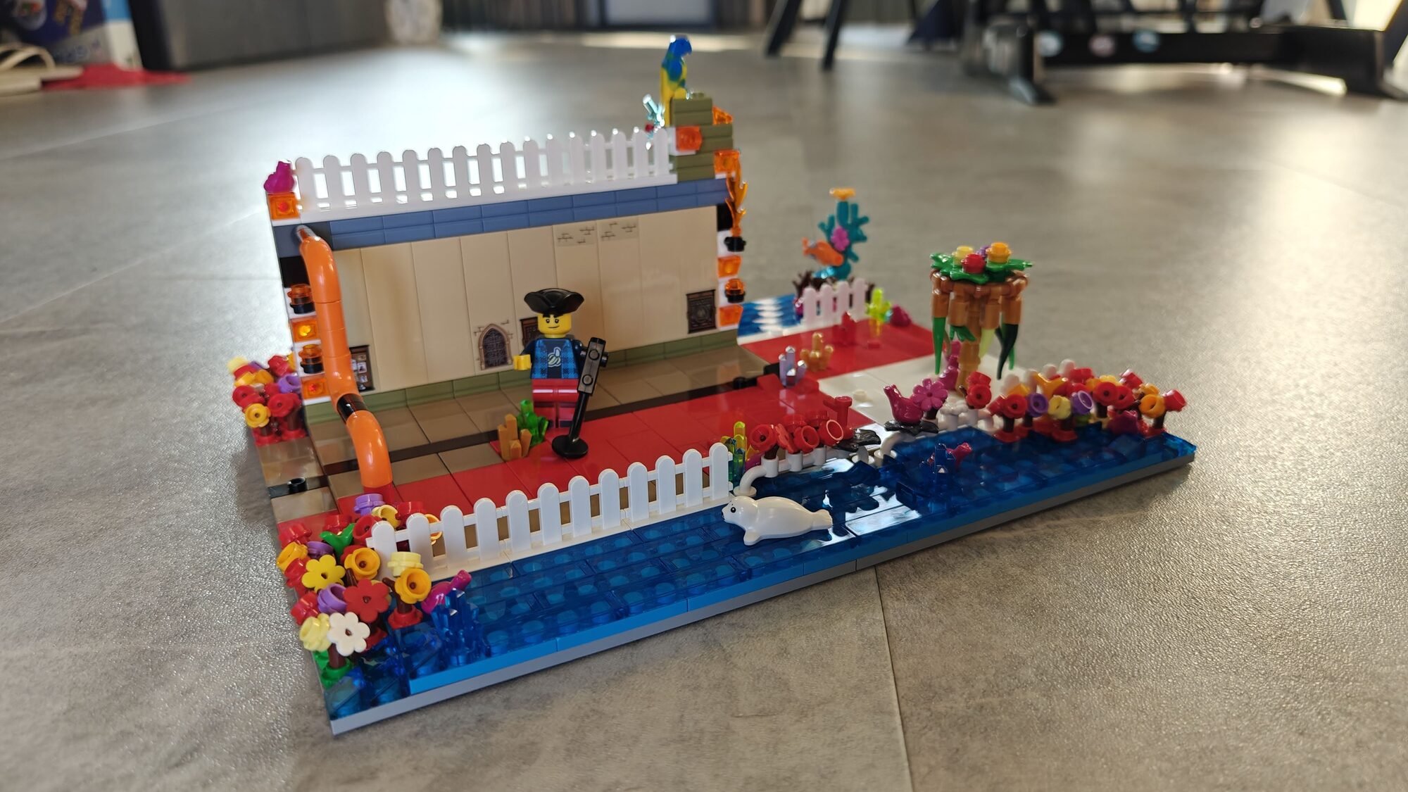 Vista ingrandita del MOC dalla parte anteriore con il pirata in cerca di tesori