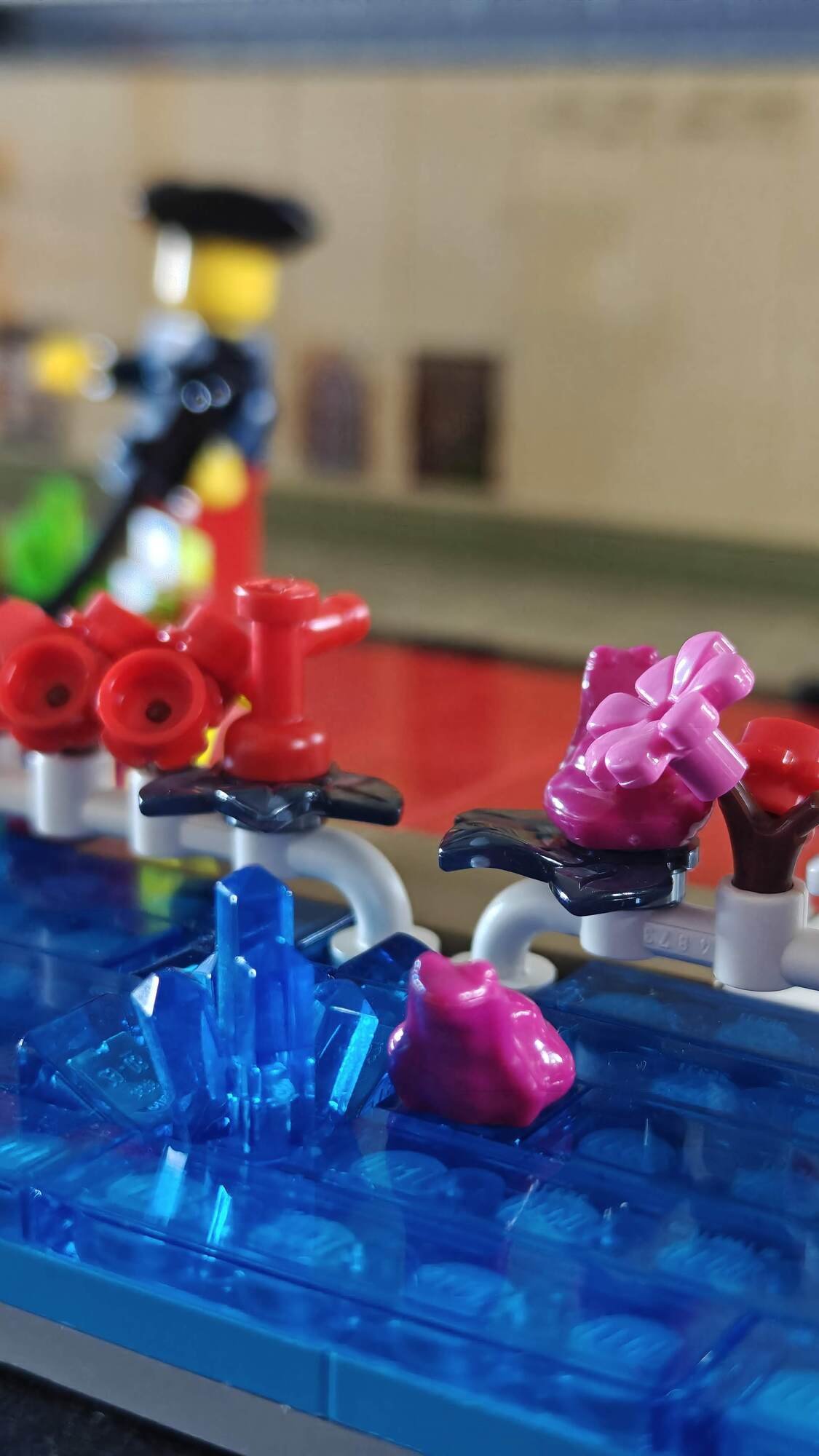 Rana nell'acqua accanto a un minerale