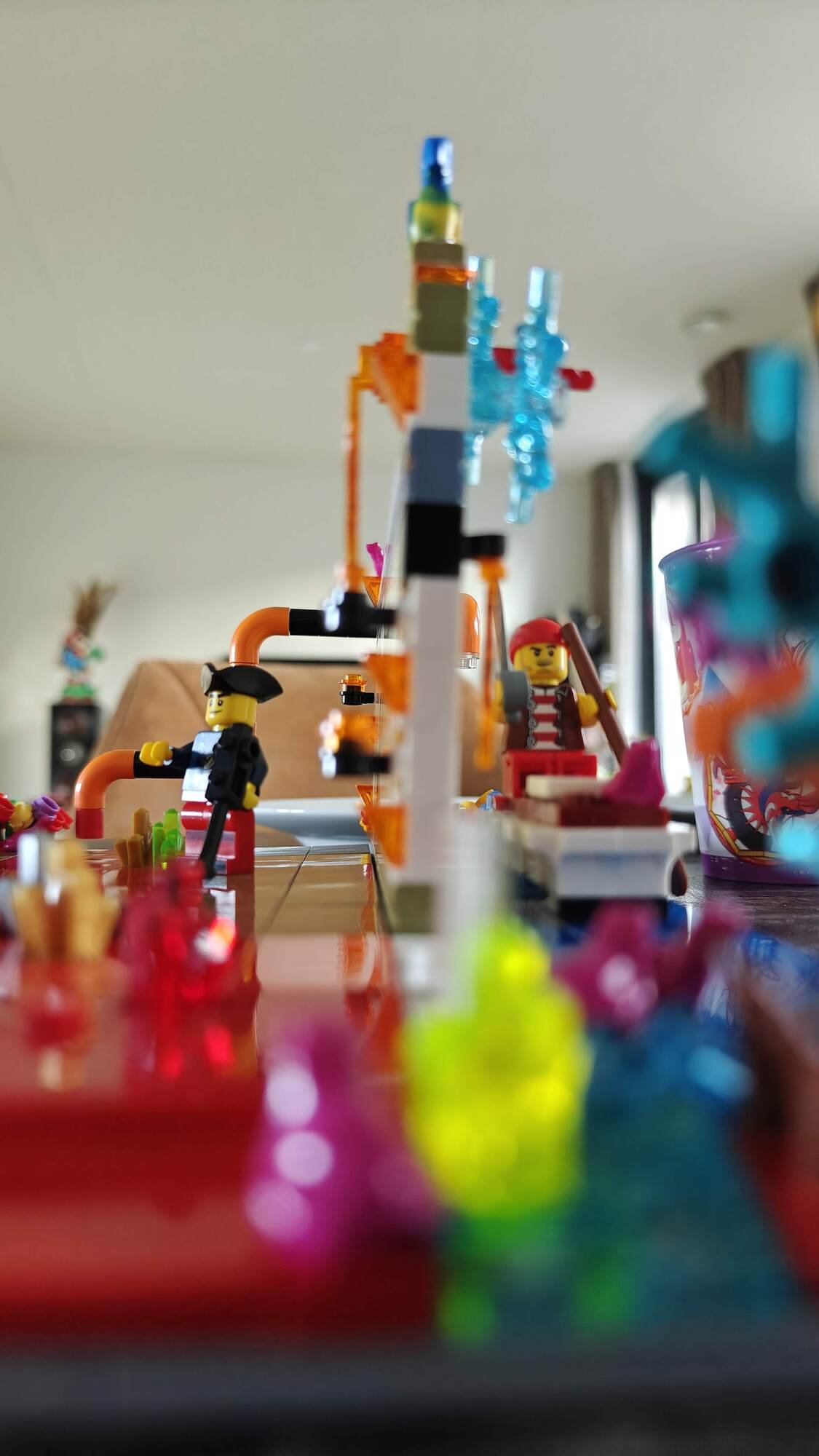 Vista laterale dove entrambi i pirati non hanno idea della presenza dell'altro