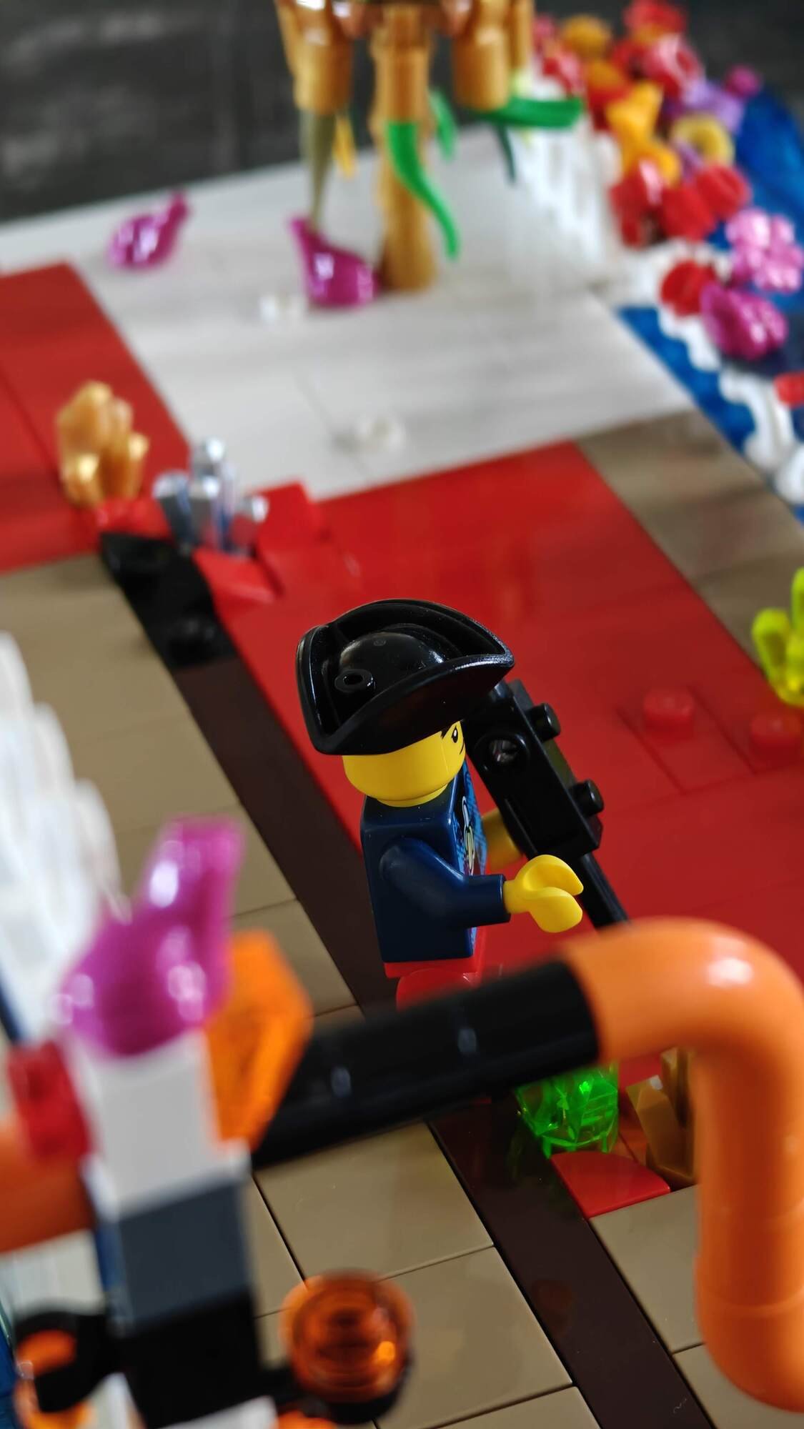 Vista dall'alto delle rane sul muro che guardano il pirata in cerca di tesori