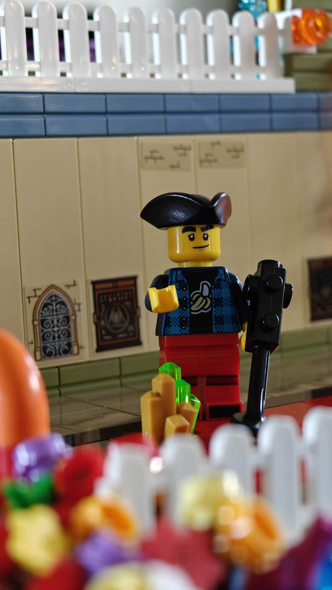 Il pirata guarda rilassato davanti a sé in cerca di tesori