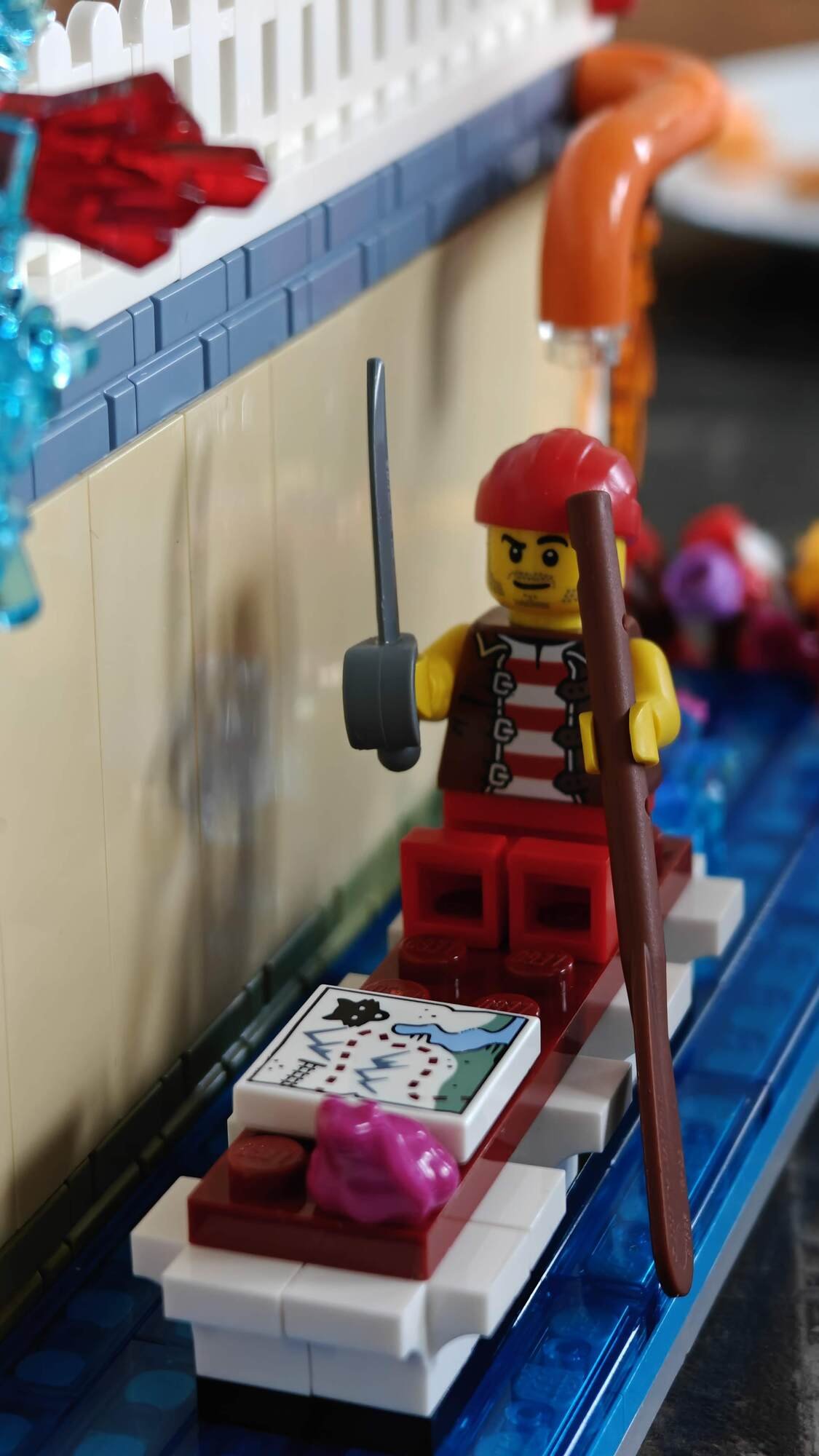 Il pirata si avvicina sulla sua barca e sembra molto pericoloso