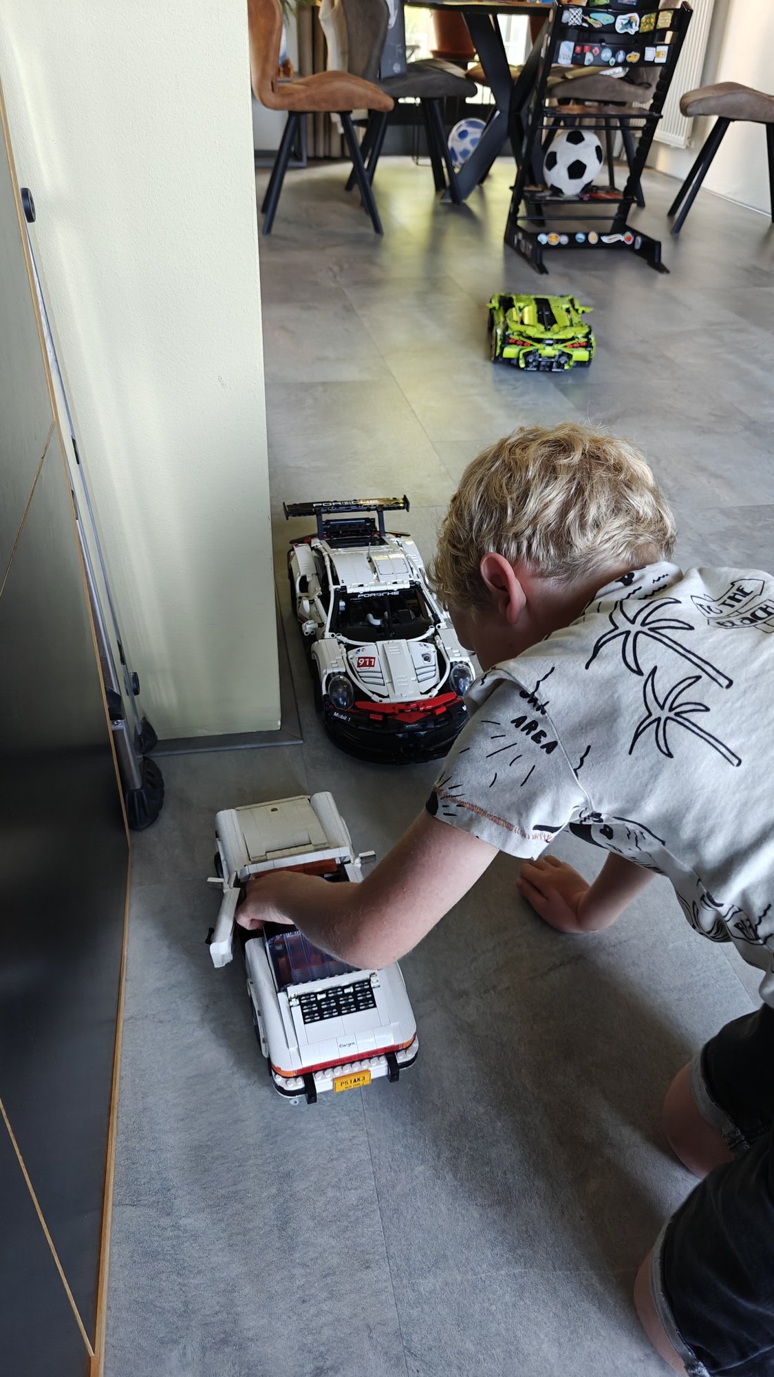 Mi hijo jugando con el Porsche 911 Targa, el Porsche 911 Technic y el Lamborghini Sián