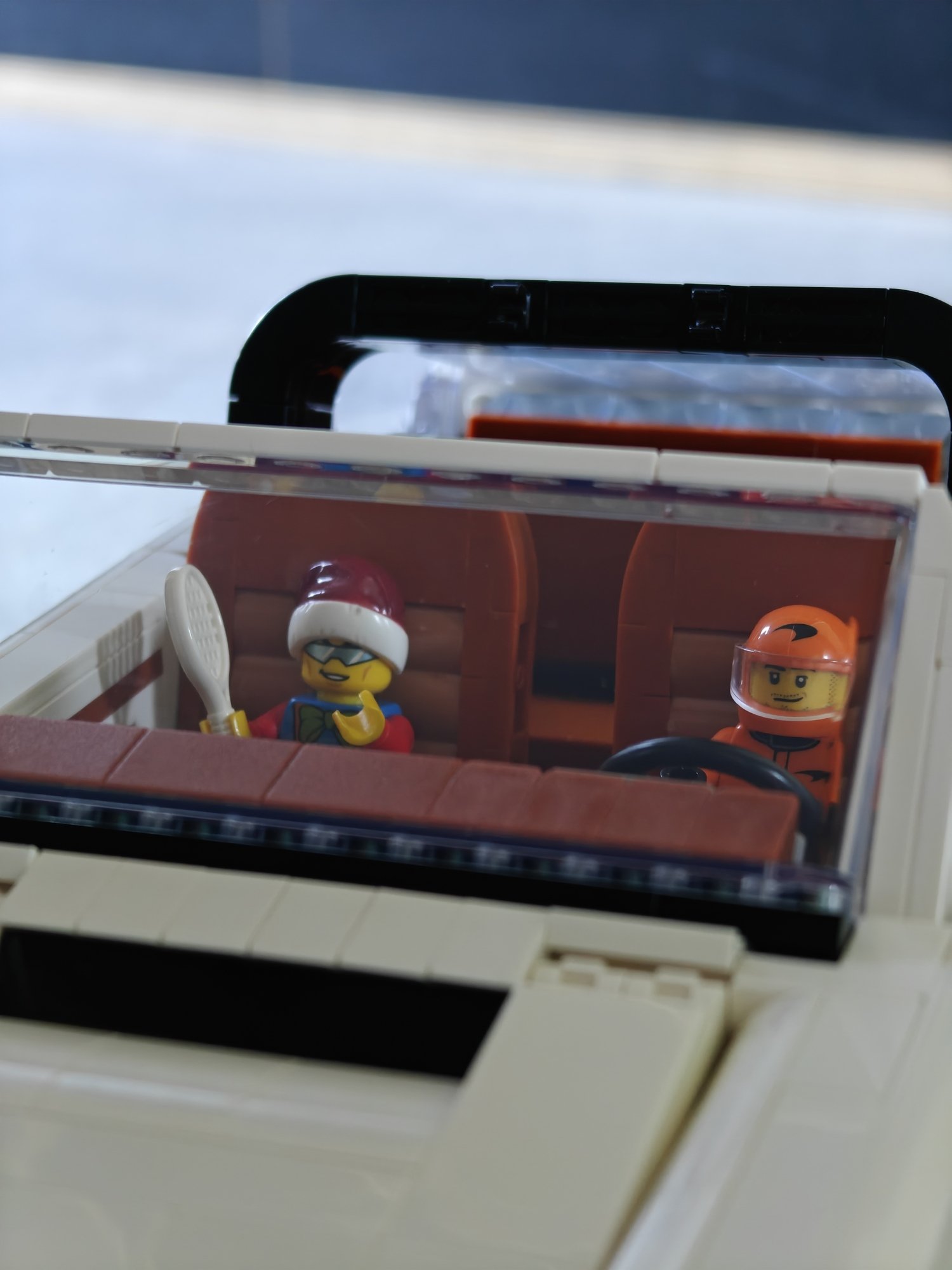 Dos minifigs están sentados en el Porsche 911 Targa completado y se ven muy satisfechos y geniales