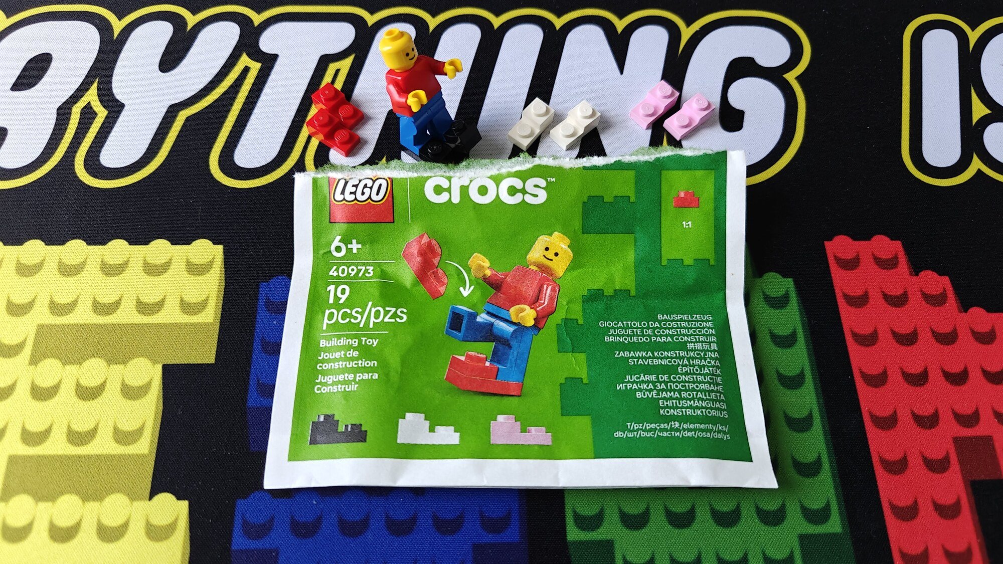 Packaging of the mini set with 1 minifig and 4 color crocs (black, red, white, pink)
