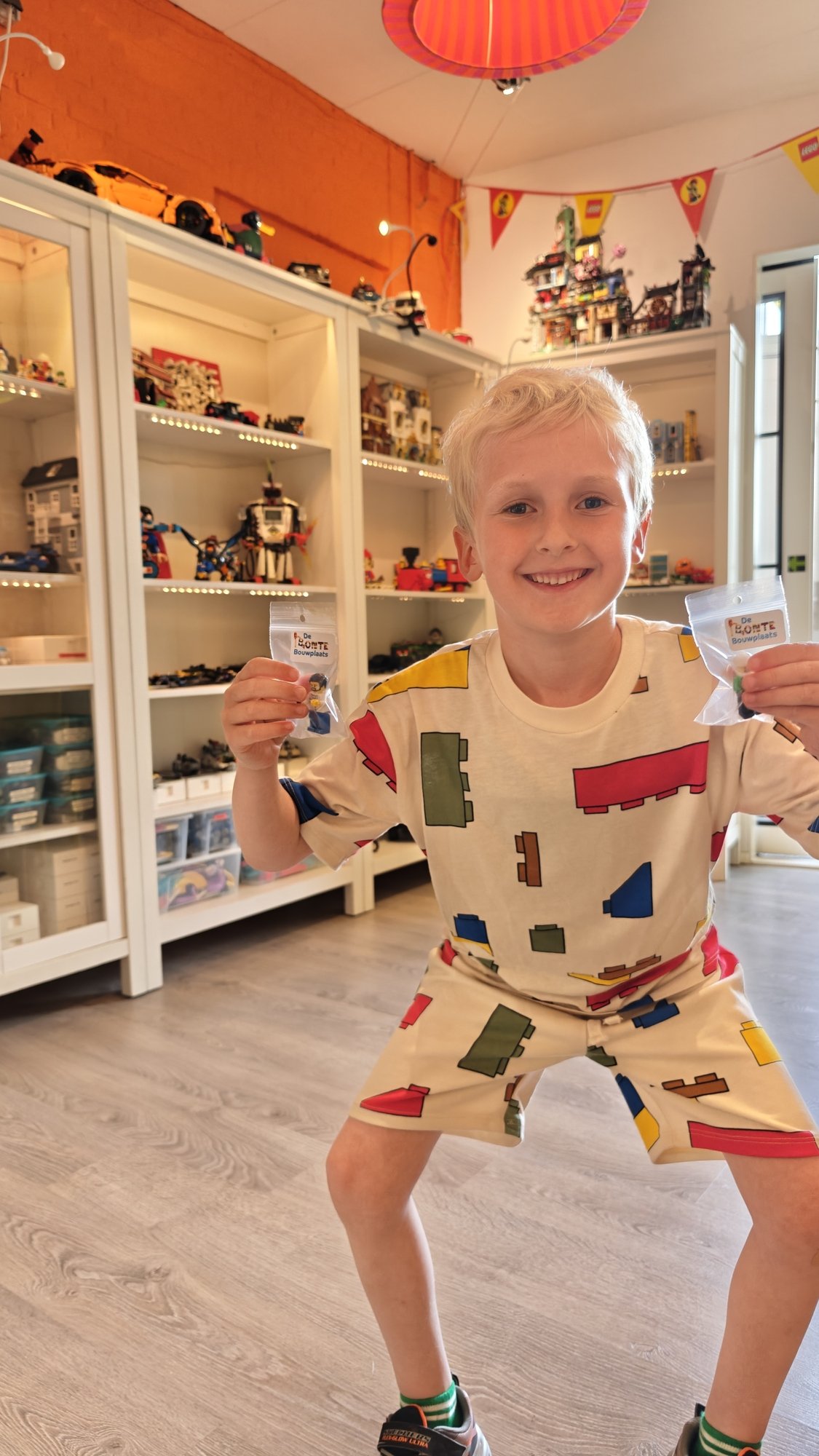 Mon fils tient nos minifigs faites maison que nous pouvons emporter chez nous