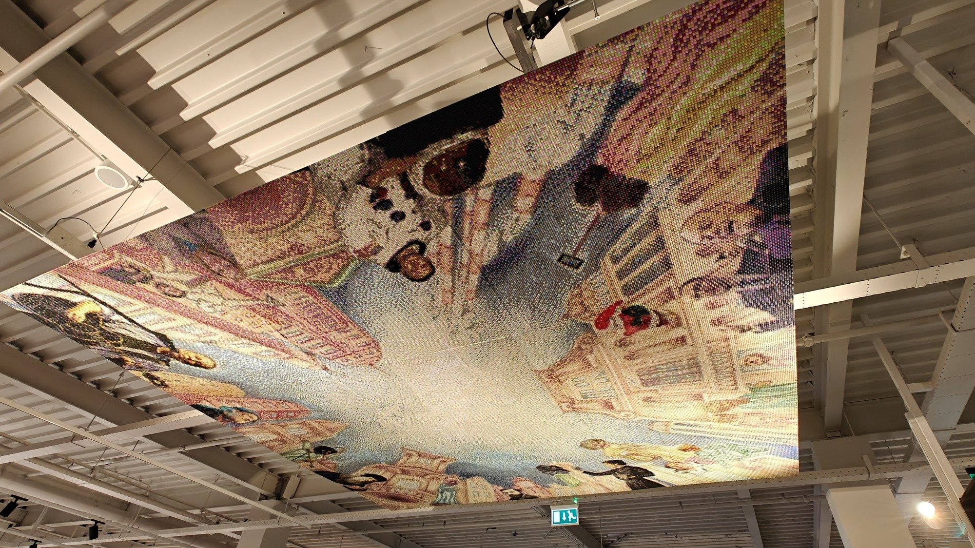 Kunstwerk, das an der Decke hängt
