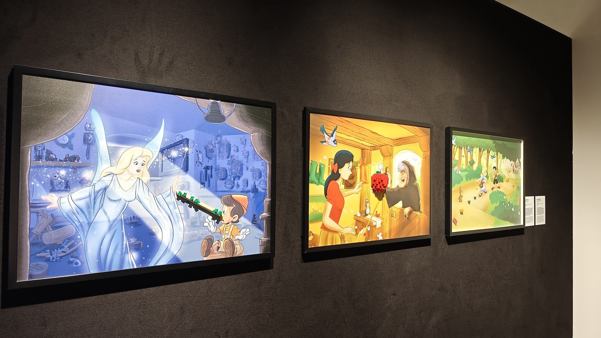 Drei Disney-Gemälde, bei denen minimale Elemente mit LEGO® hinzugefügt wurden