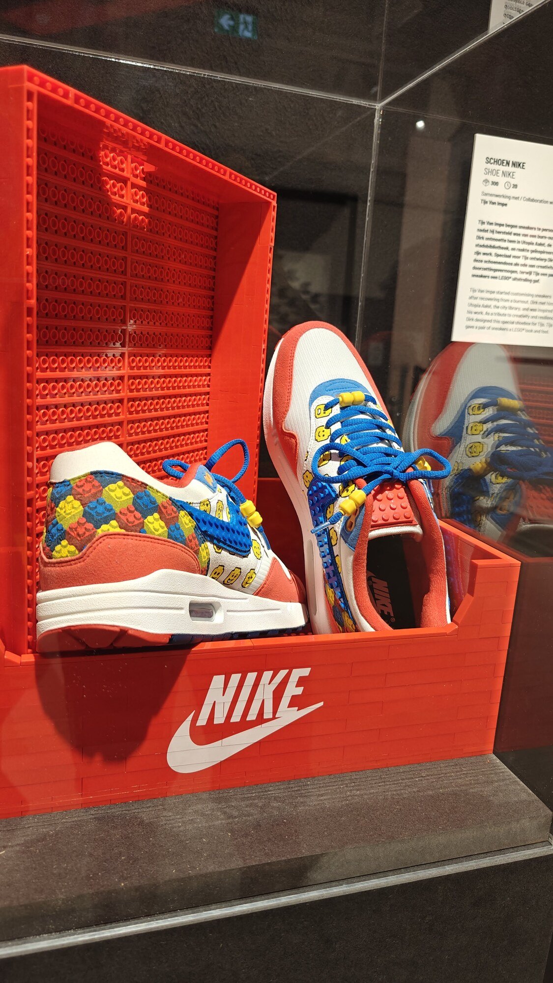 Nike-Schuhe im LEGO®-Stil in einer LEGO®-Schuhbox liegend