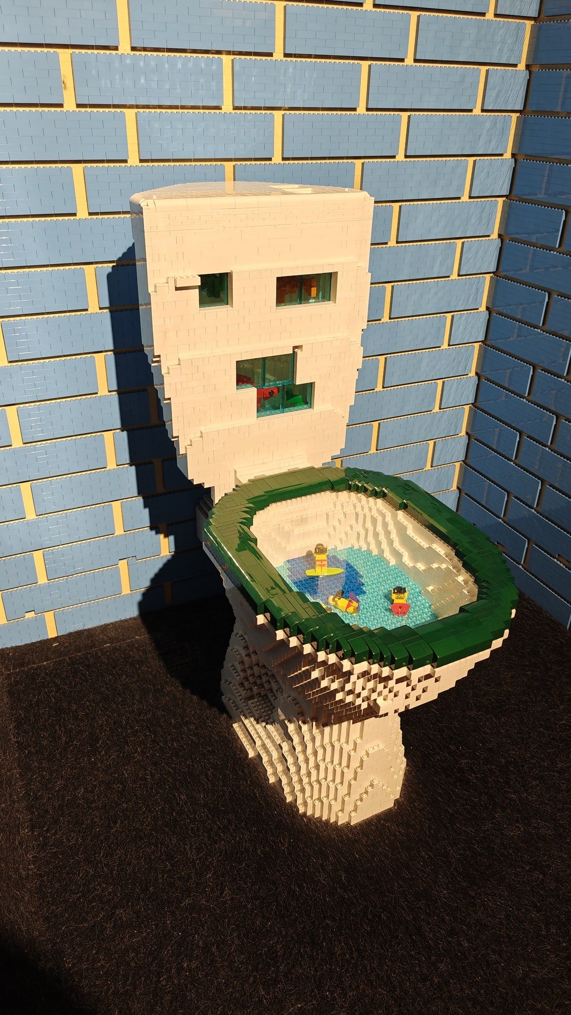 LEGO®-Toilette, in der einige Minifigs Spaß in einem Pool haben