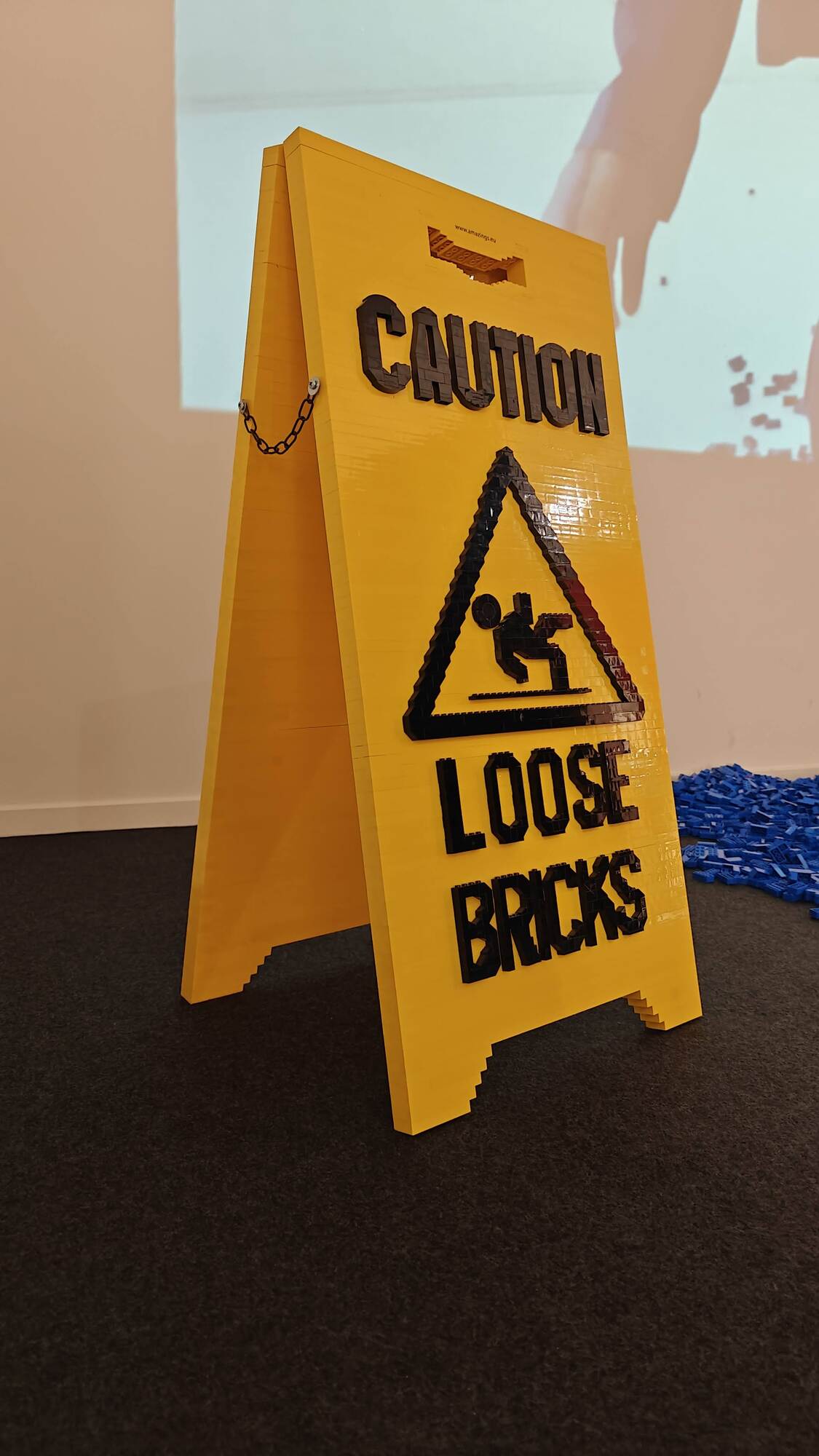 Ein LEGO®-Warnschild mit dem Text: Vorsicht - Lose Steine