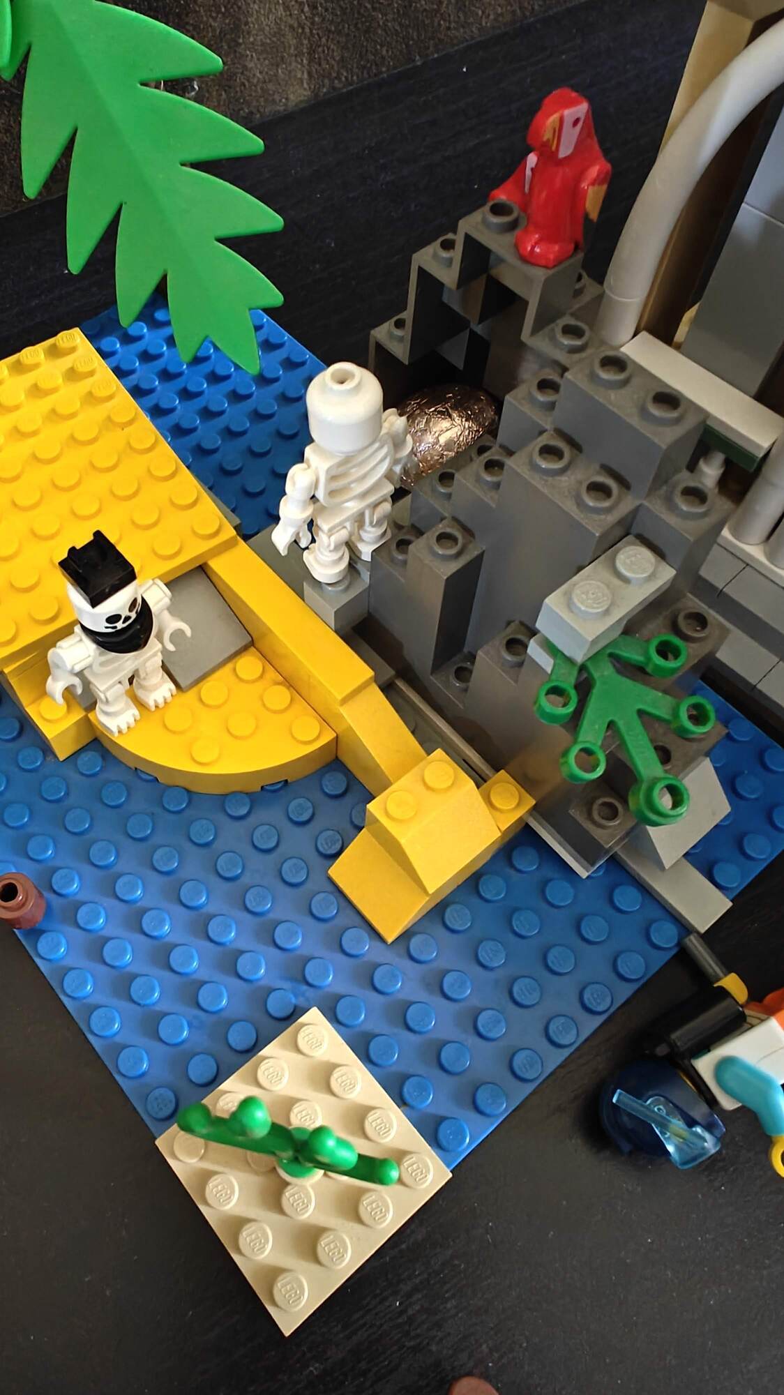 Paasei verstopt op pirateneiland bij een skelet