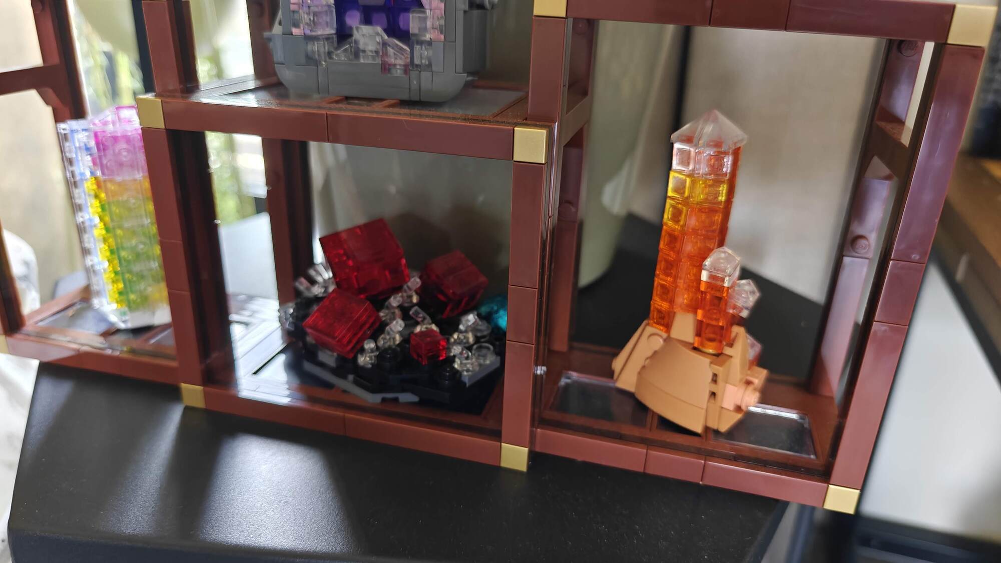 Paasei verstopt achter een mineraal