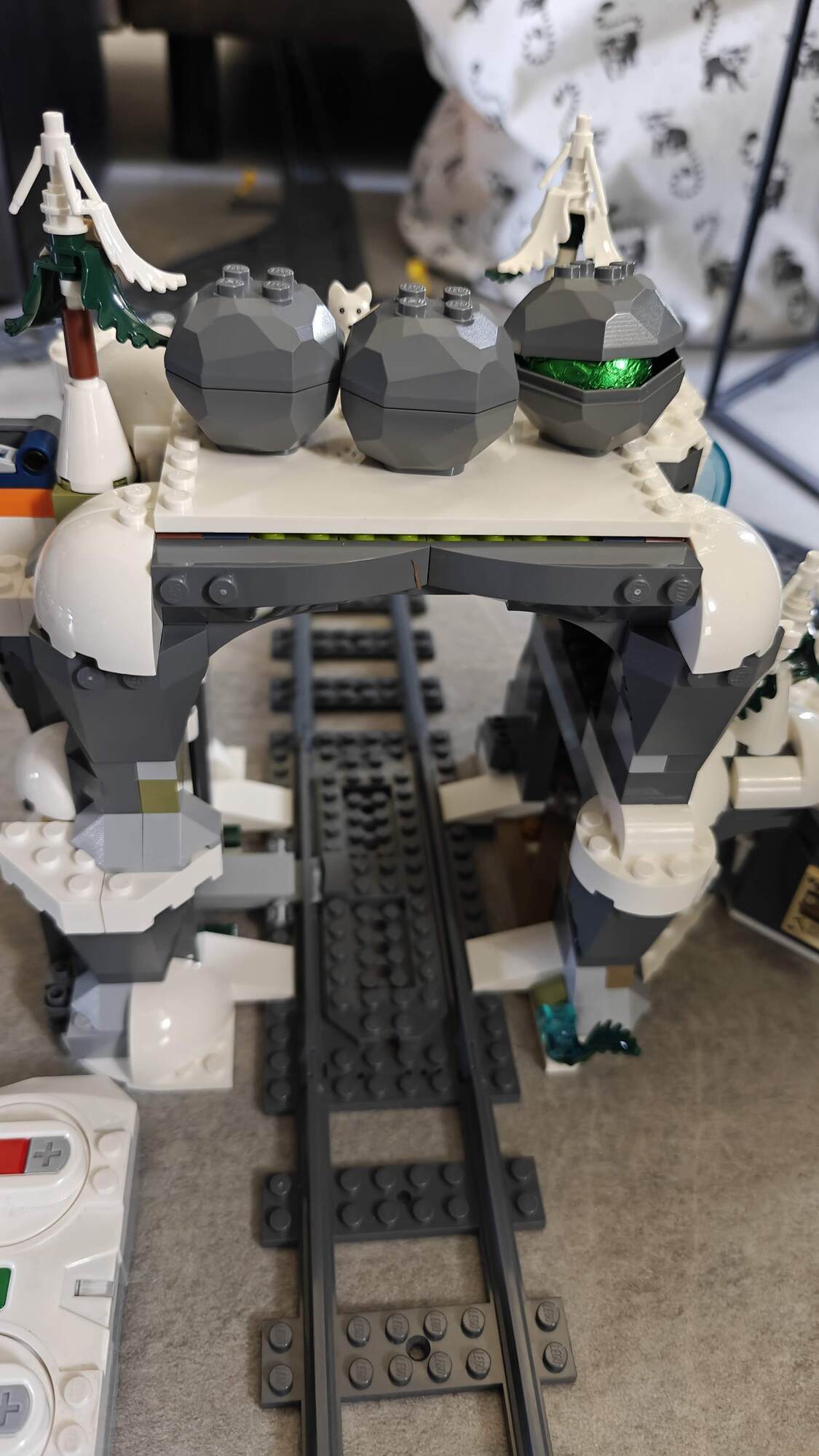 Paasei verstopt in een rots bovenop een sneeuwberg waar de trein doorheen komt