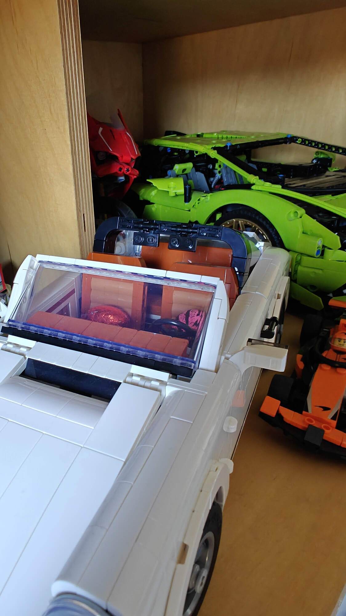 Paasei verstopt in de Porsche auto