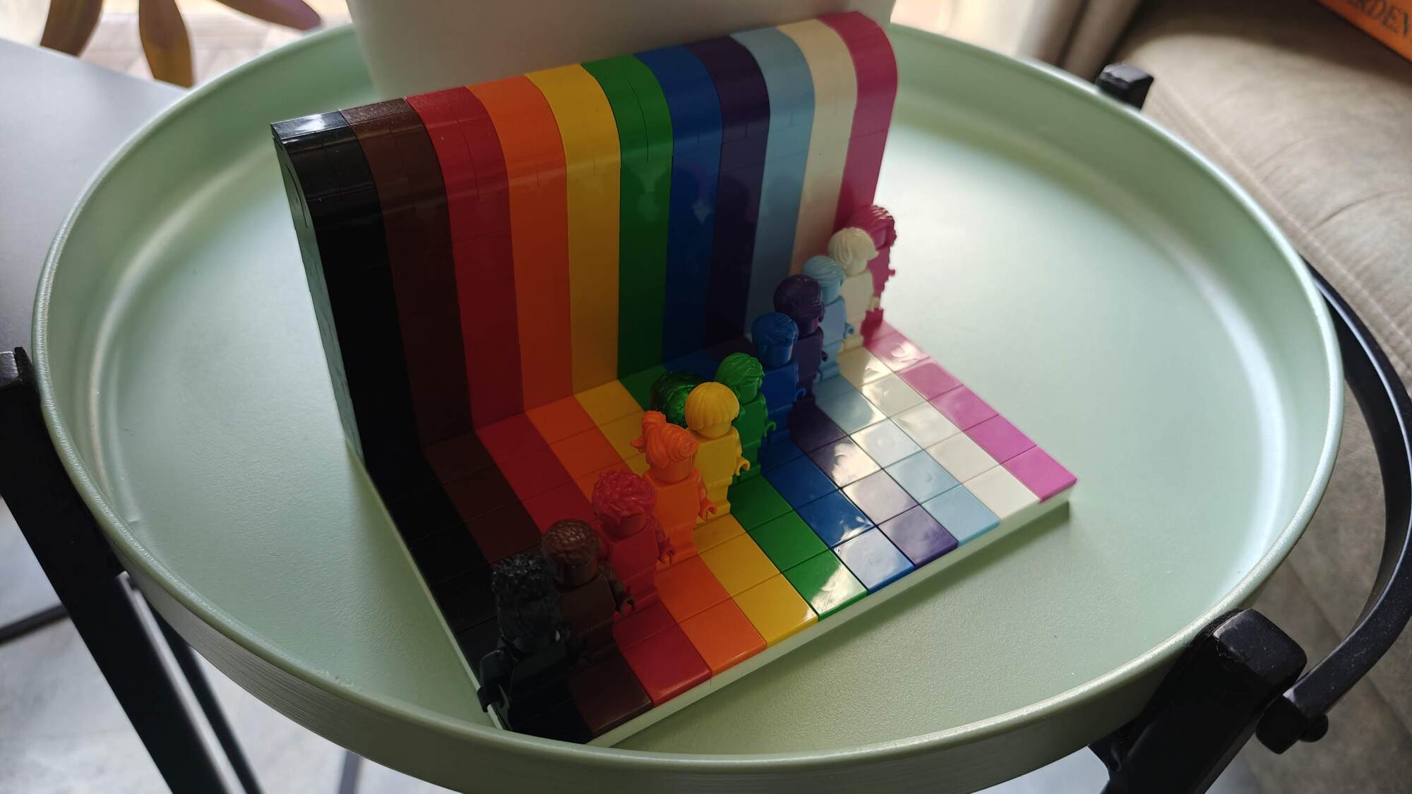 Groen paasei verstopt achter de groene minifig van de Everyone is Awesome set