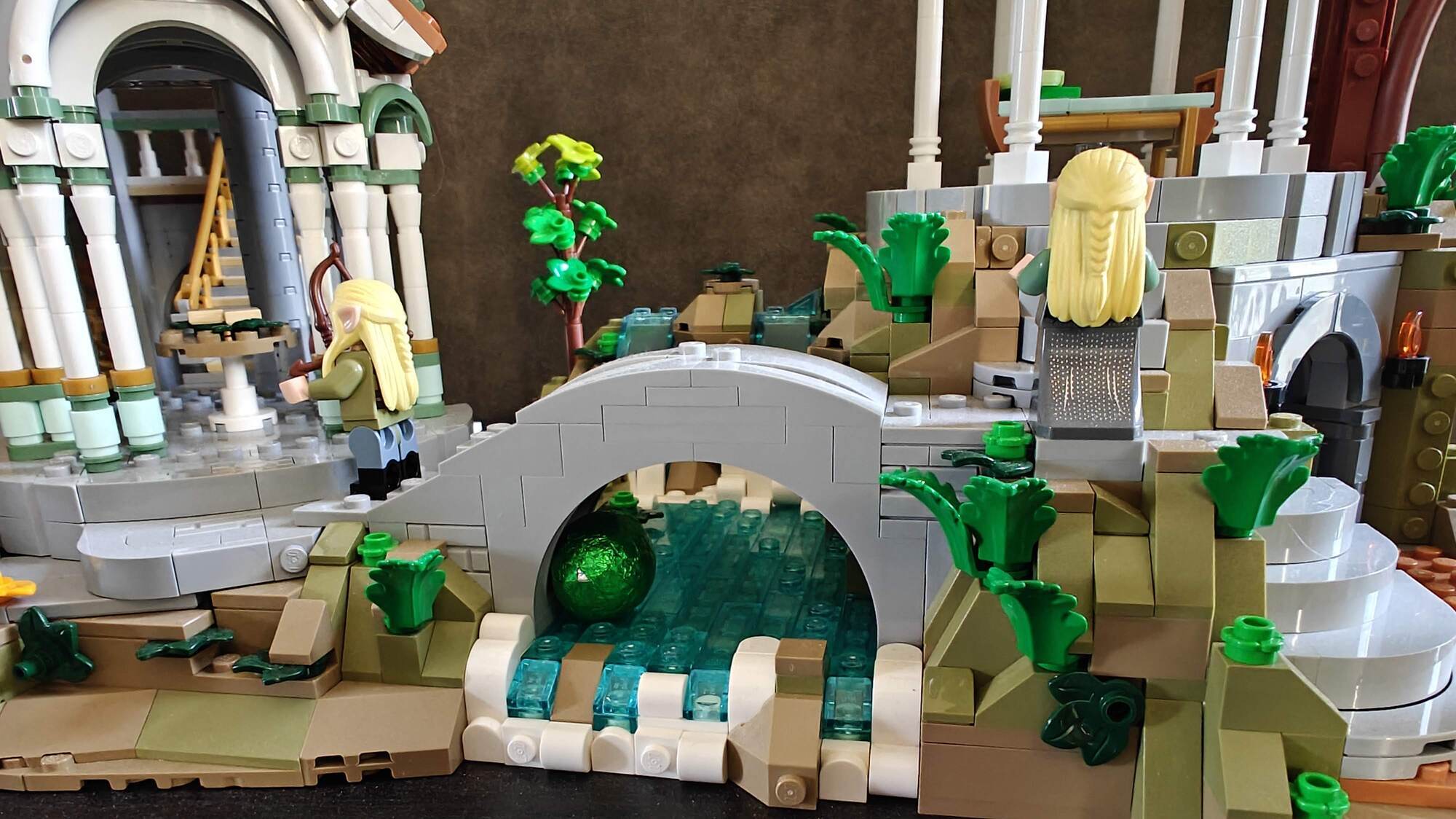 Paasei verstopt onder de brug van Rivendell aan de voet van de waterval