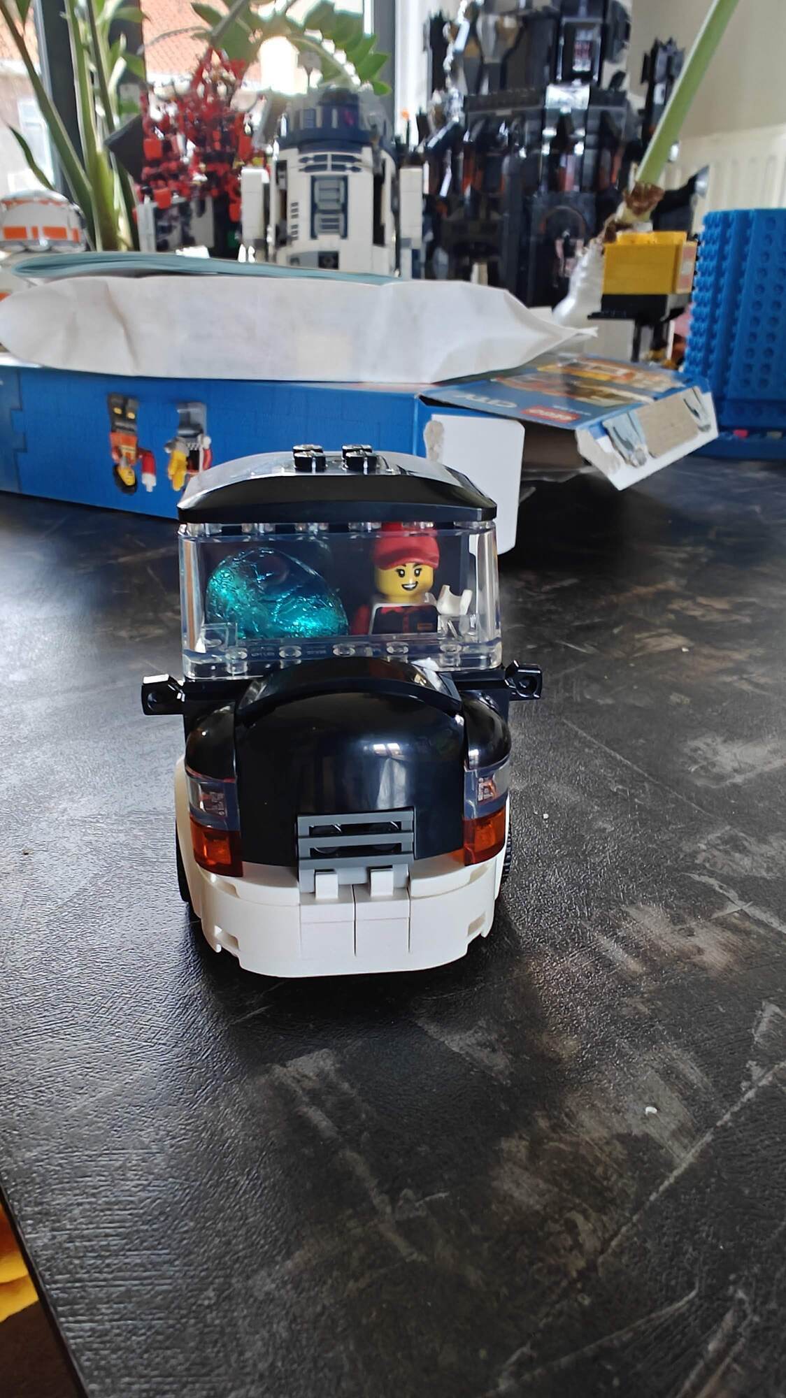 Paasei verstopt als medepassagier van de frietkraam