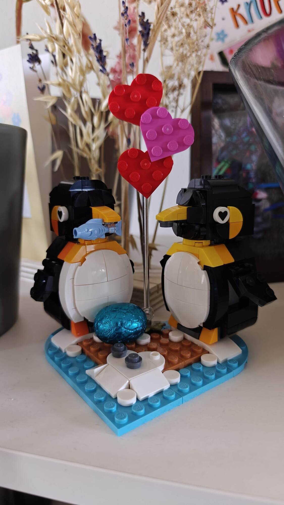 Paasei verstopt tussen de verliefde penguins