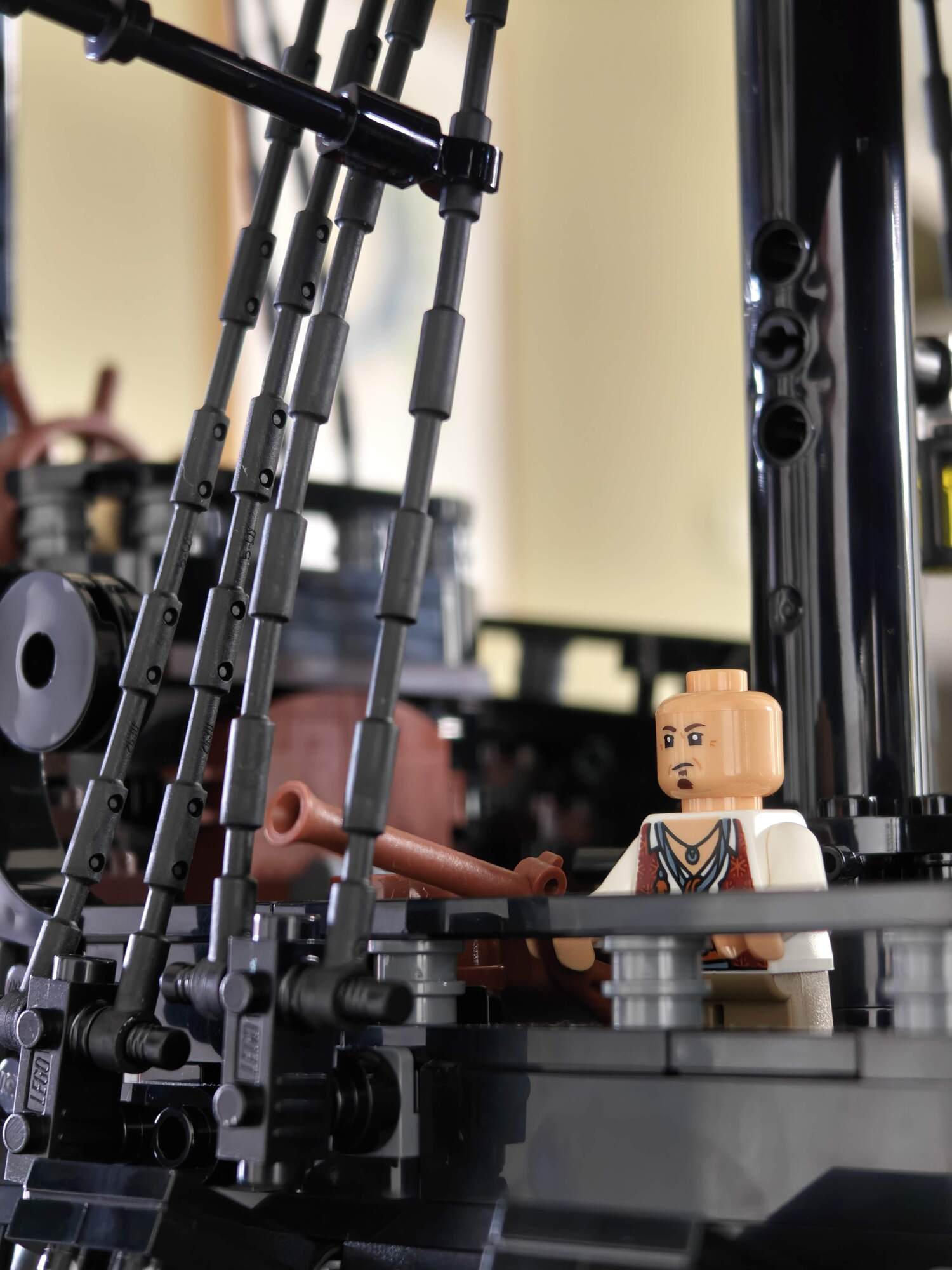 Minifig em close-up com uma arma apontada através dos mastros