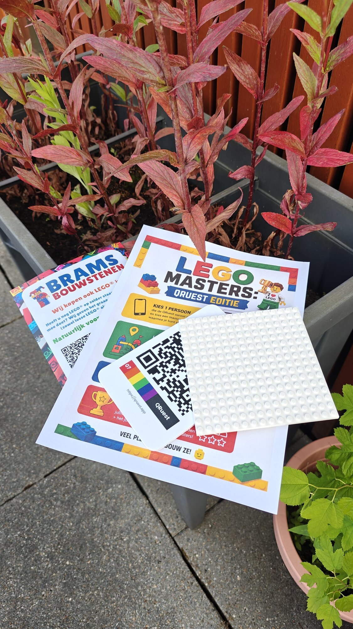 Flyer Brams Bouwstenen, verteiltes A4 mit Anweisungen, QRuest-Kärtchen und Grundplatte