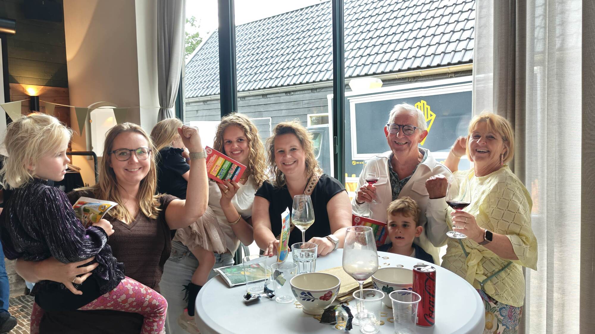 Die Gewinner stolz auf dem Foto