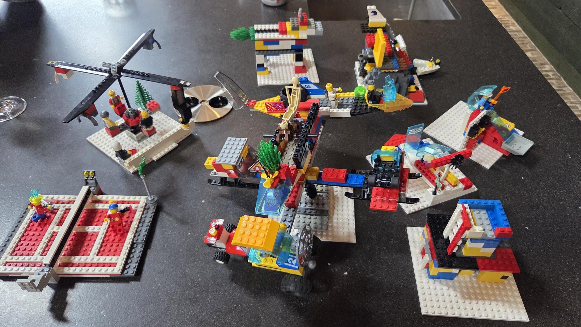 8 LEGO®-Konstruktionen, die von den Teams erstellt wurden