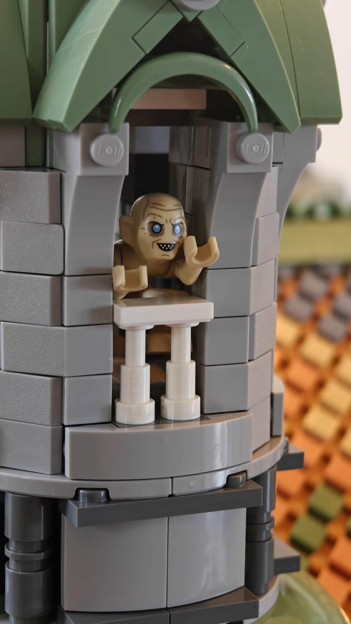 Sméagol se esconde na pequena torre à esquerda no conjunto de Rivendell