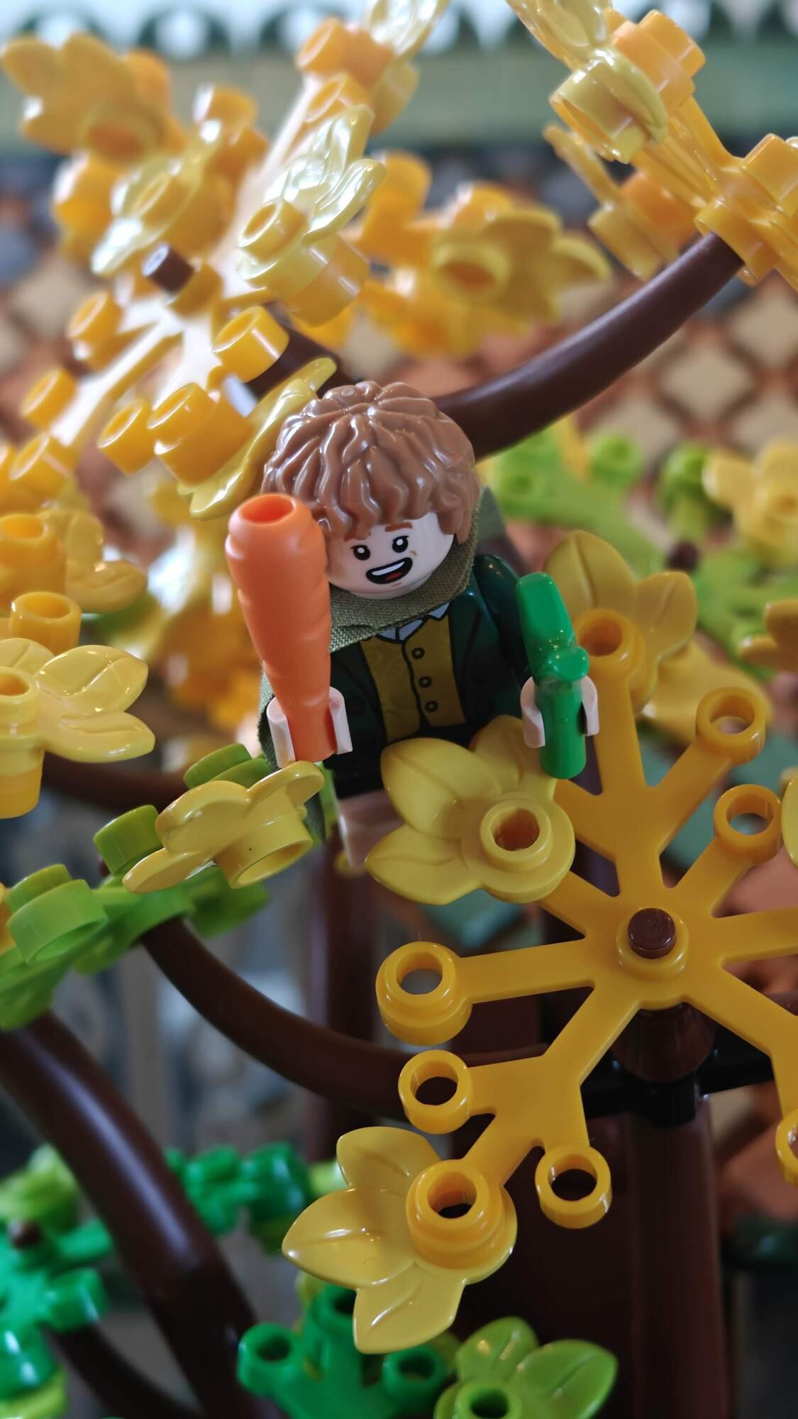 Merry com sua cenoura na mão está pendurado na árvore