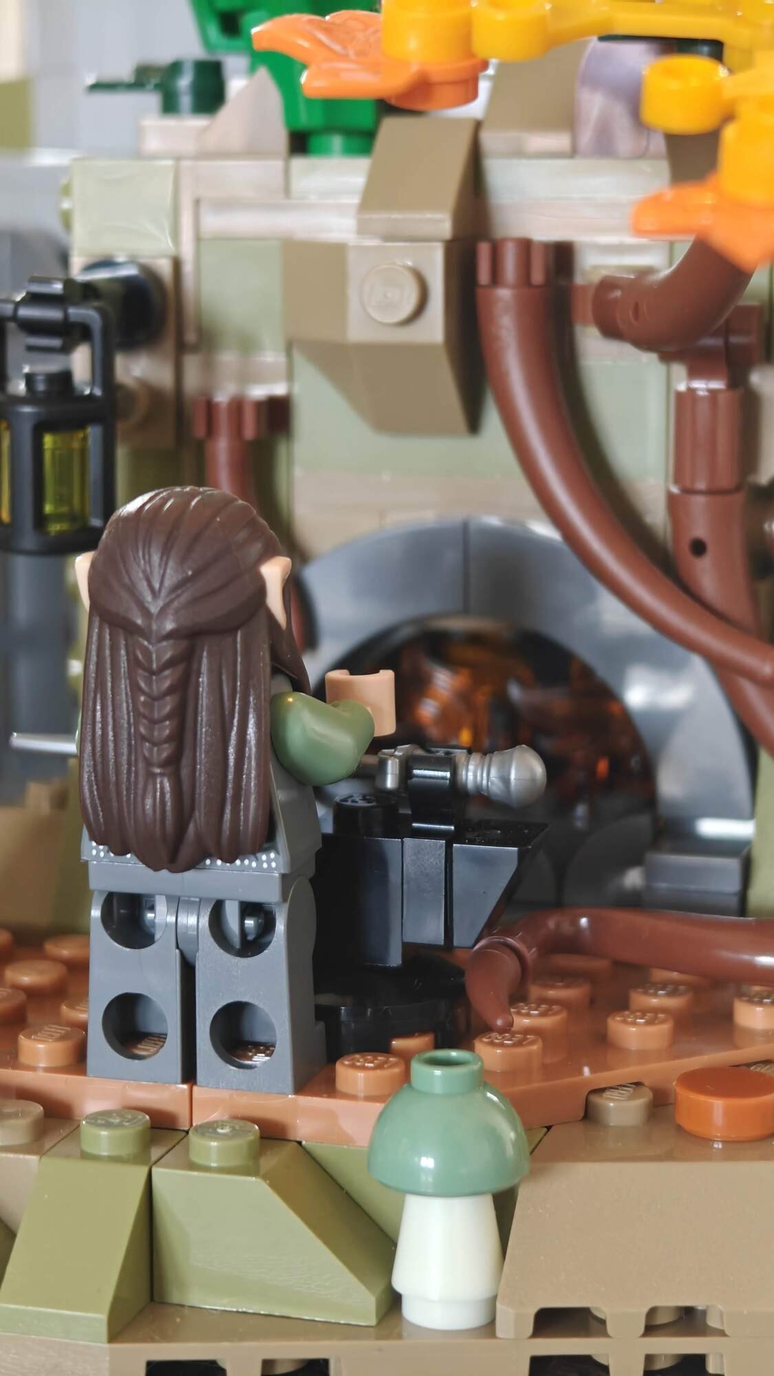 Um elfo fabrica uma espada junto ao fogo com ferramentas