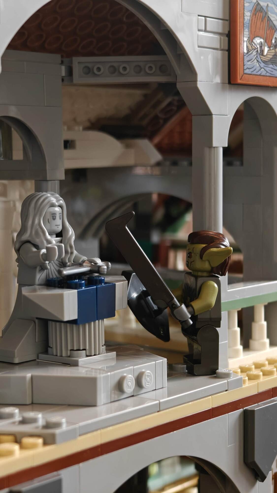 Um Orc está armado junto à estátua no palácio dos Elfos