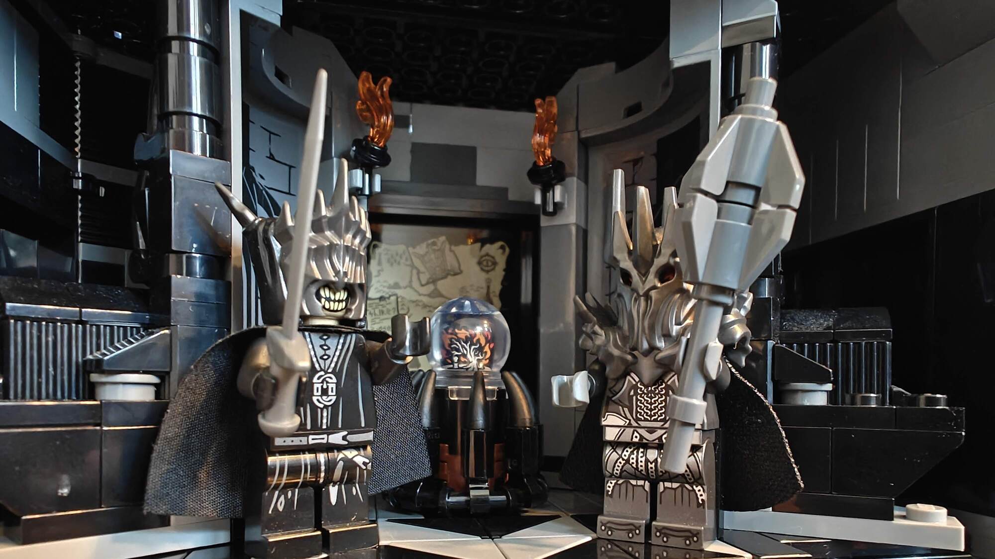 Sauron e a Boca de Sauron estão junto à sua bola de cristal na torre