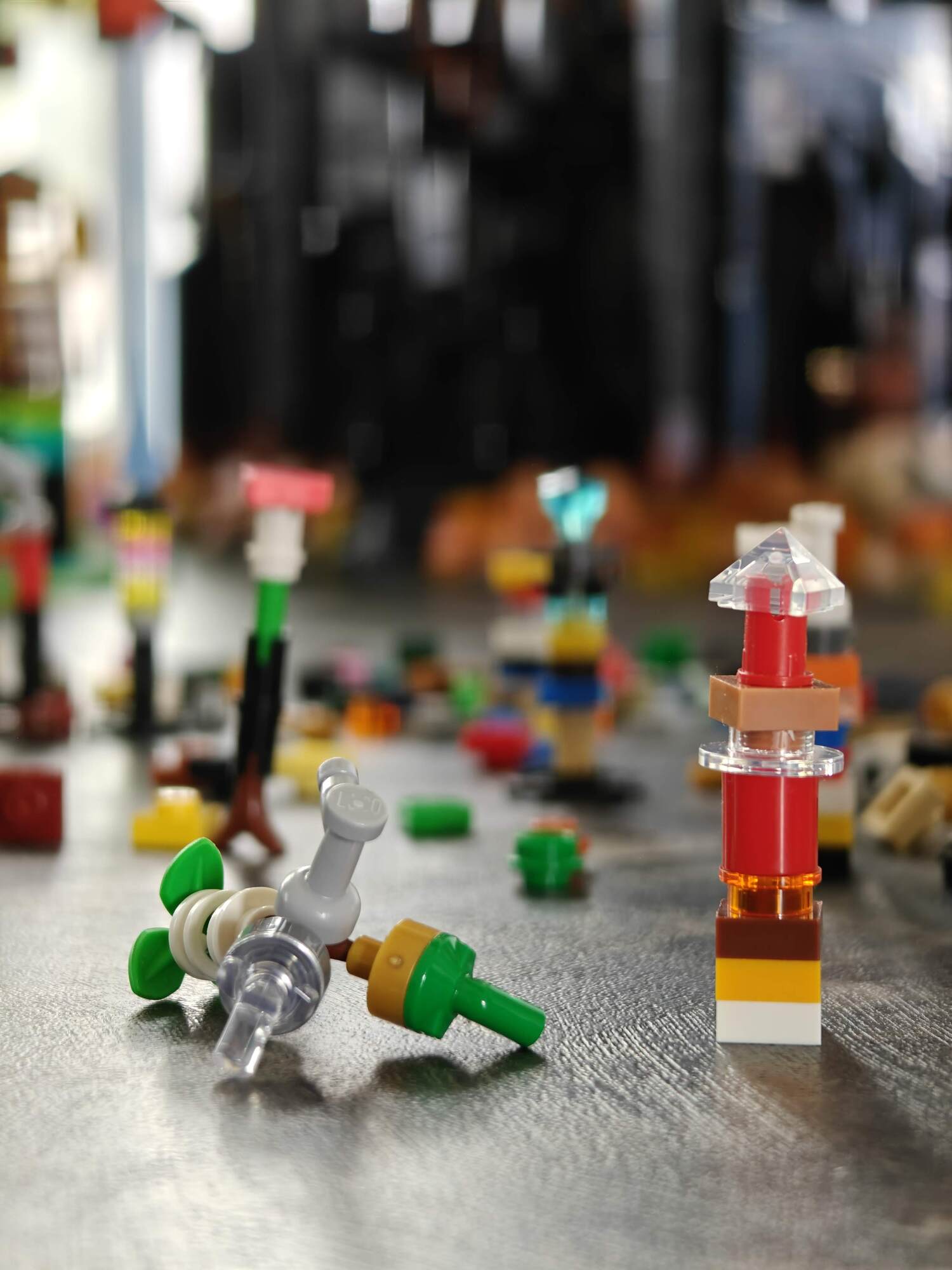 Twee mini robots gemaakt uit kleine overgebleven steentjes