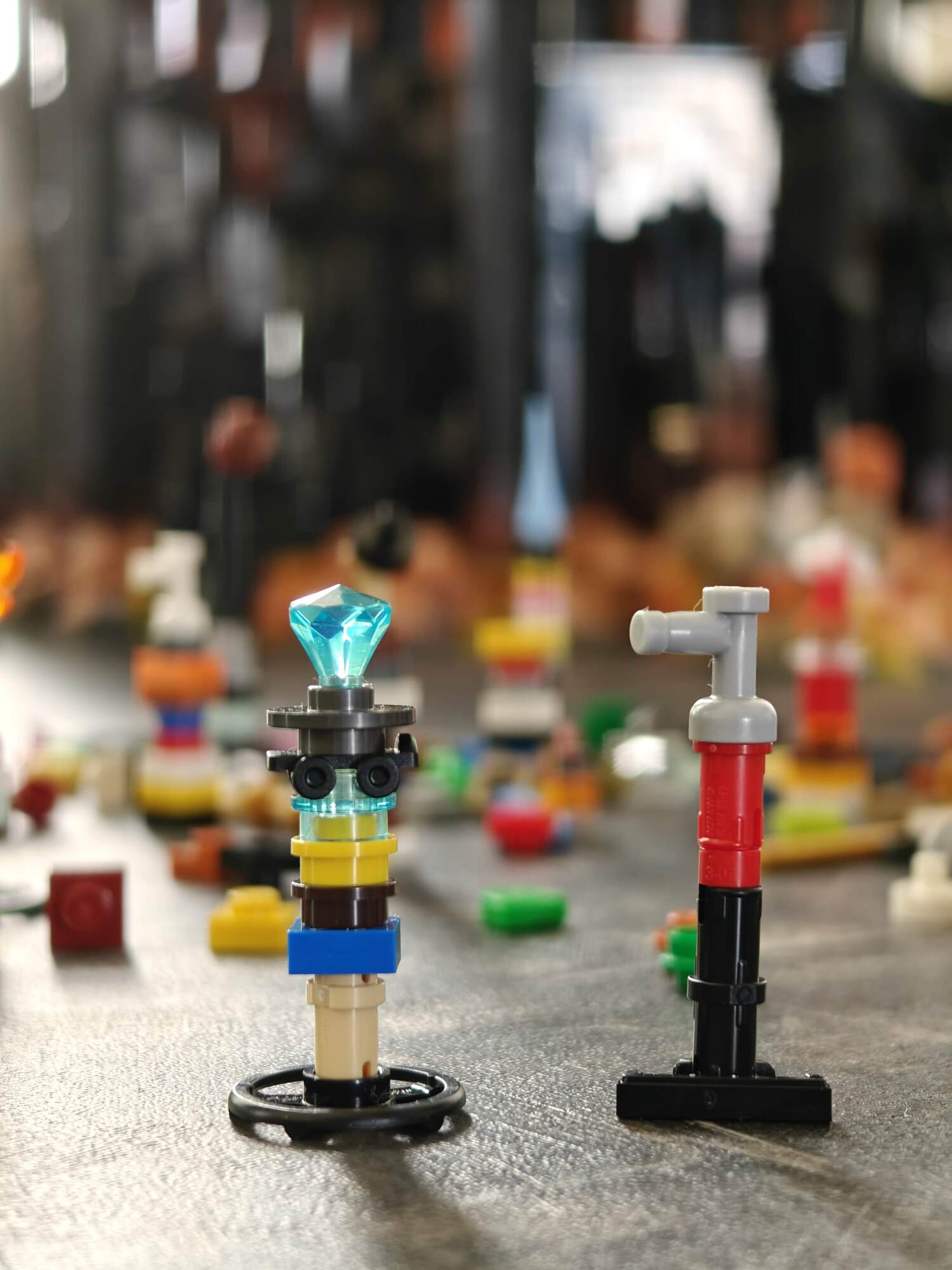 Twee mini robots gemaakt uit kleine overgebleven steentjes