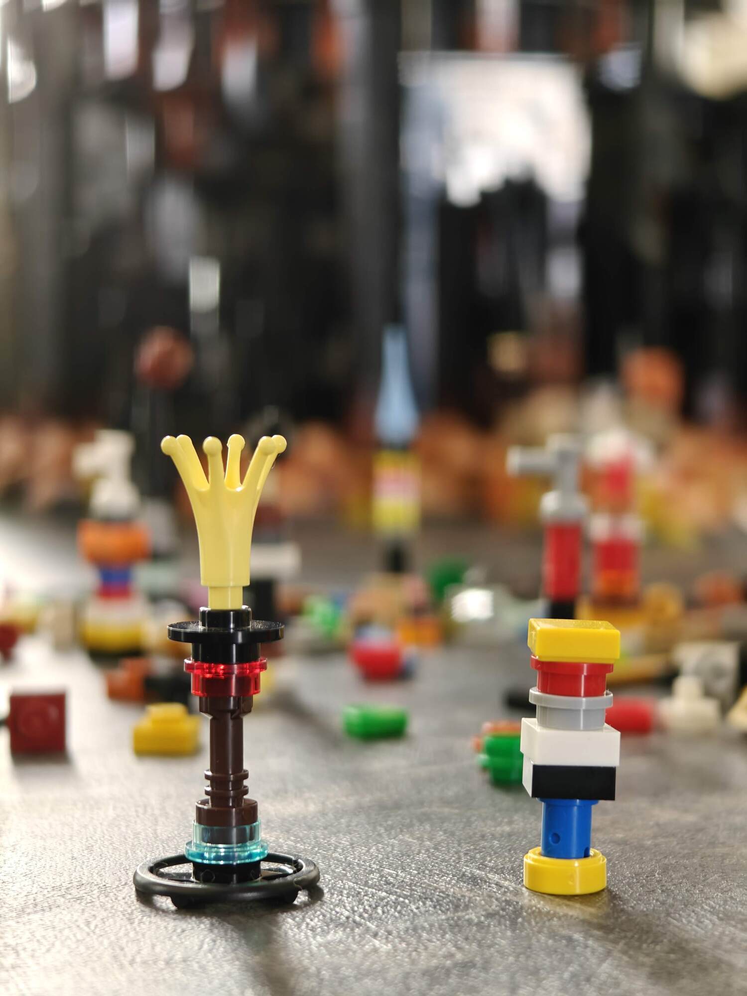 Twee mini robots gemaakt uit kleine overgebleven steentjes