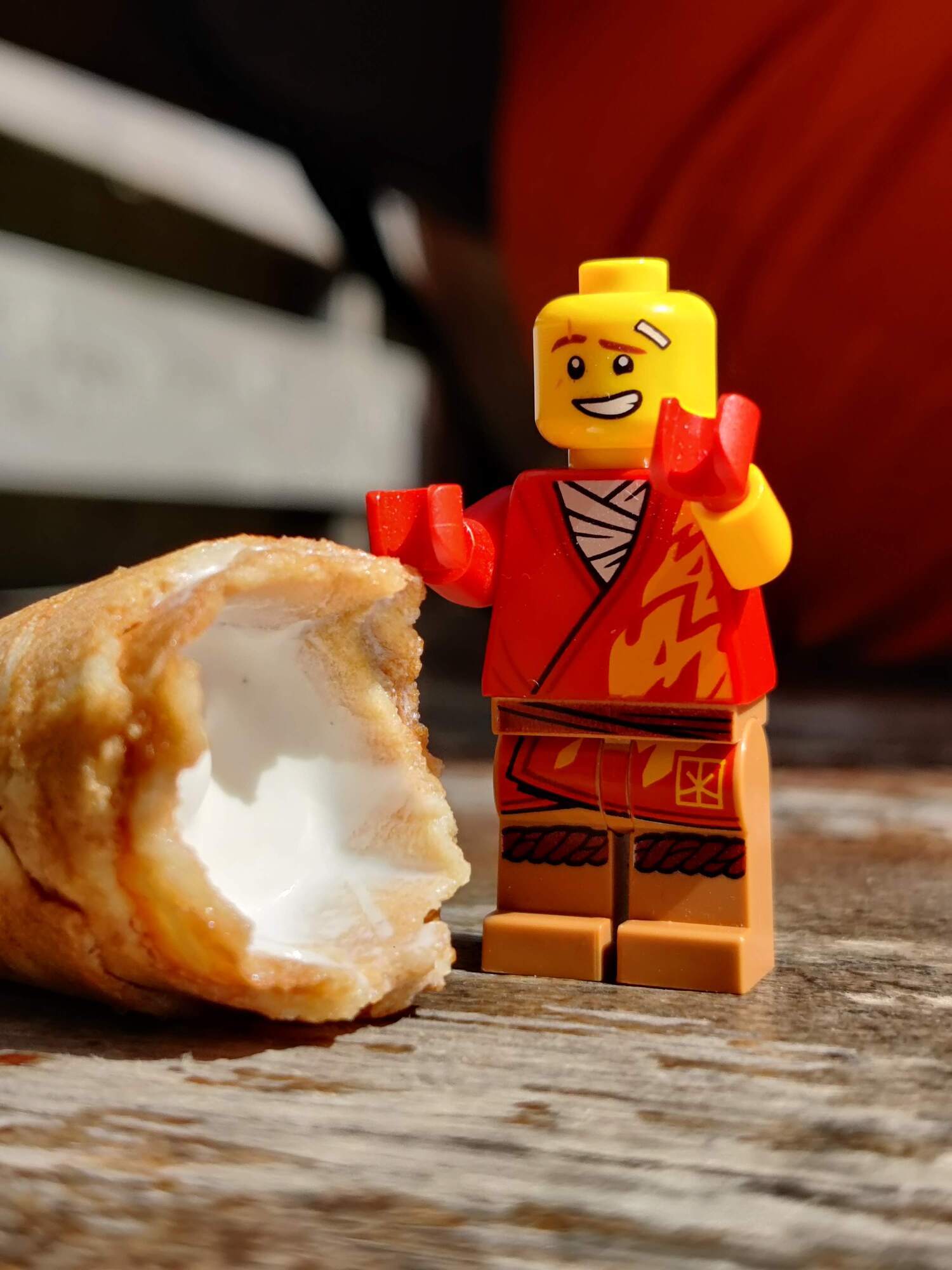 Ninja-Minifig steht neben einem Eis und schaut nachdenklich