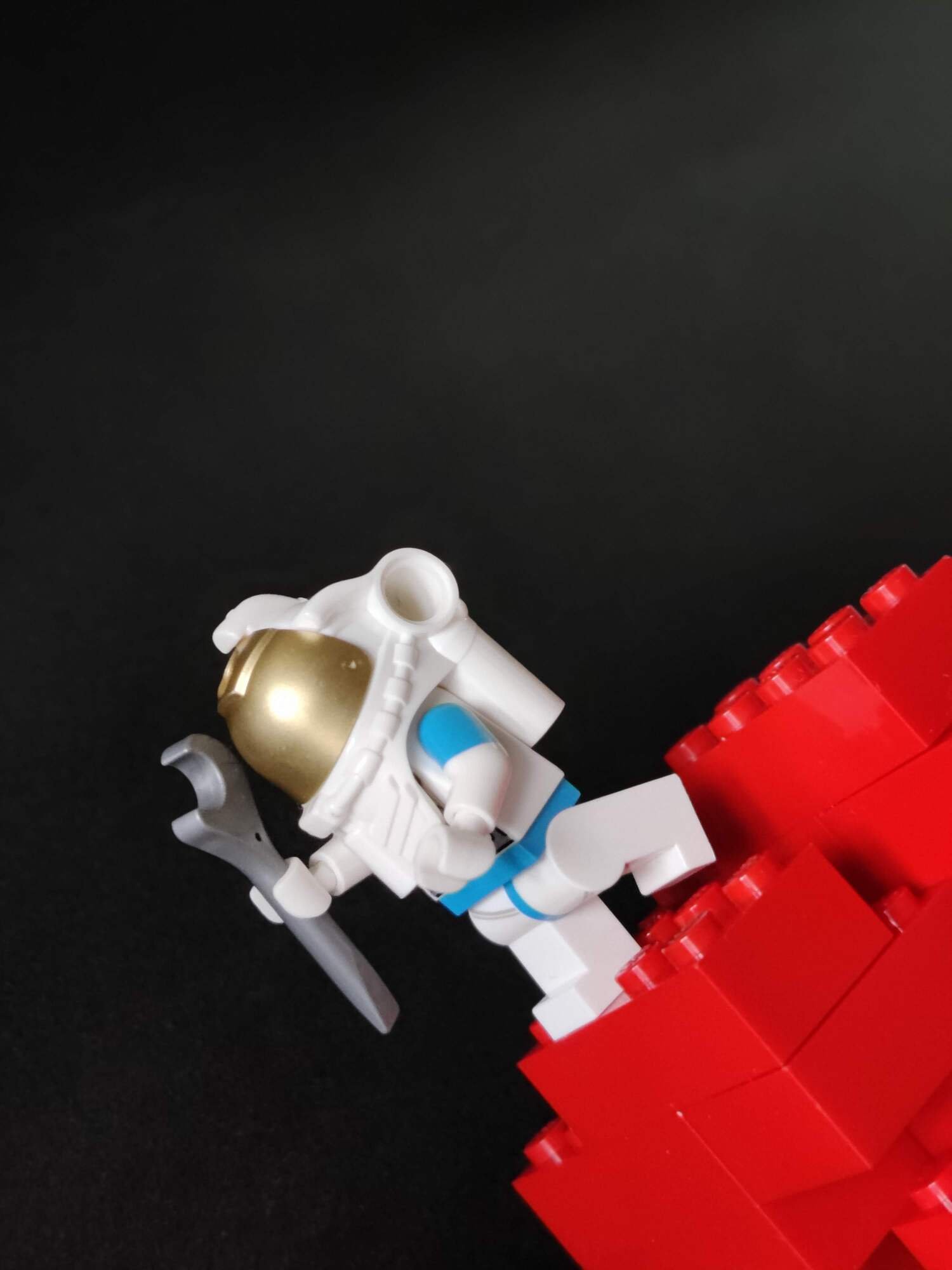 Weltraum-Minifig schwebt auf roten LEGO®-Steinen