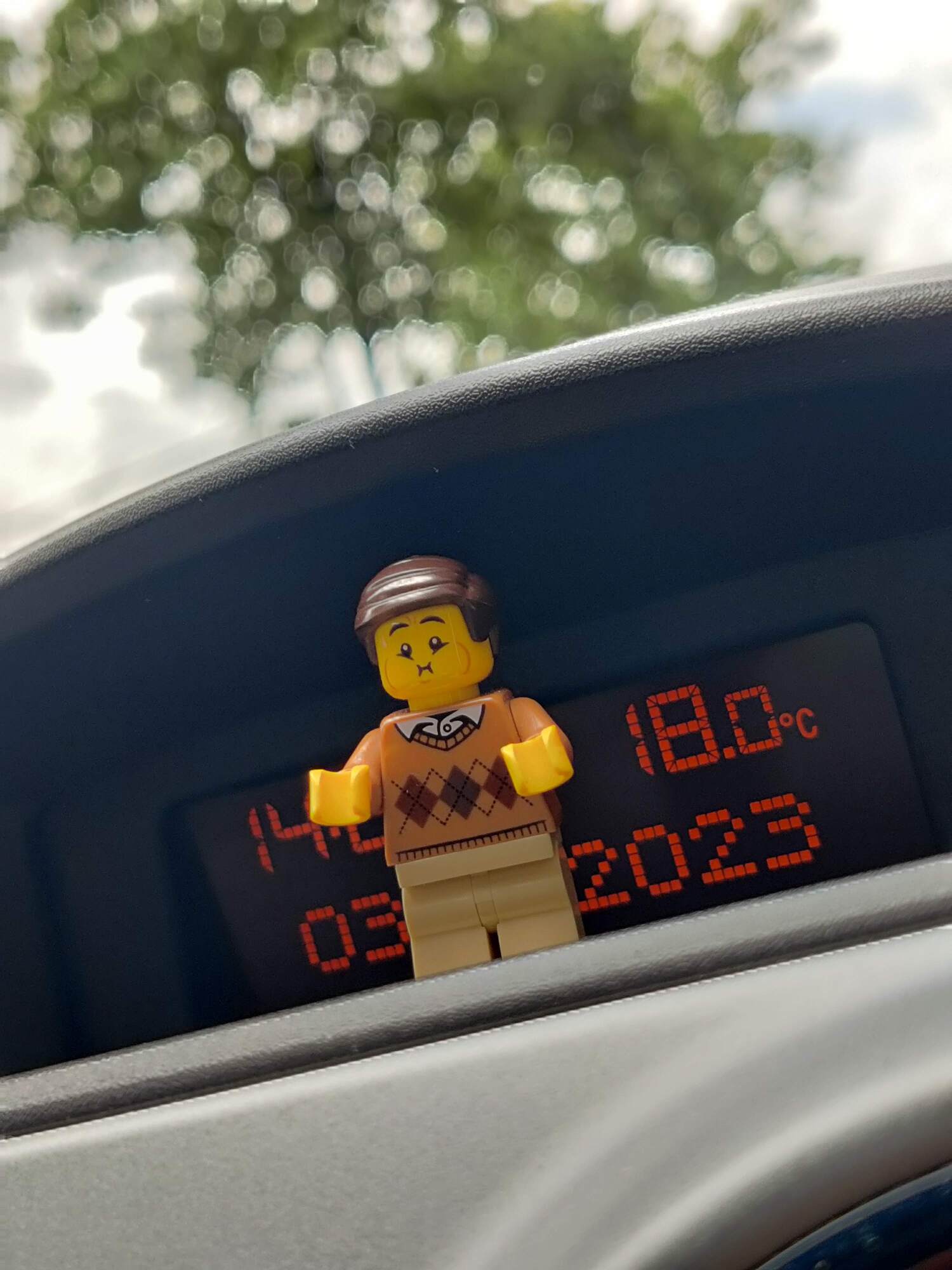 Minifig steht im Auto und muss sich übergeben