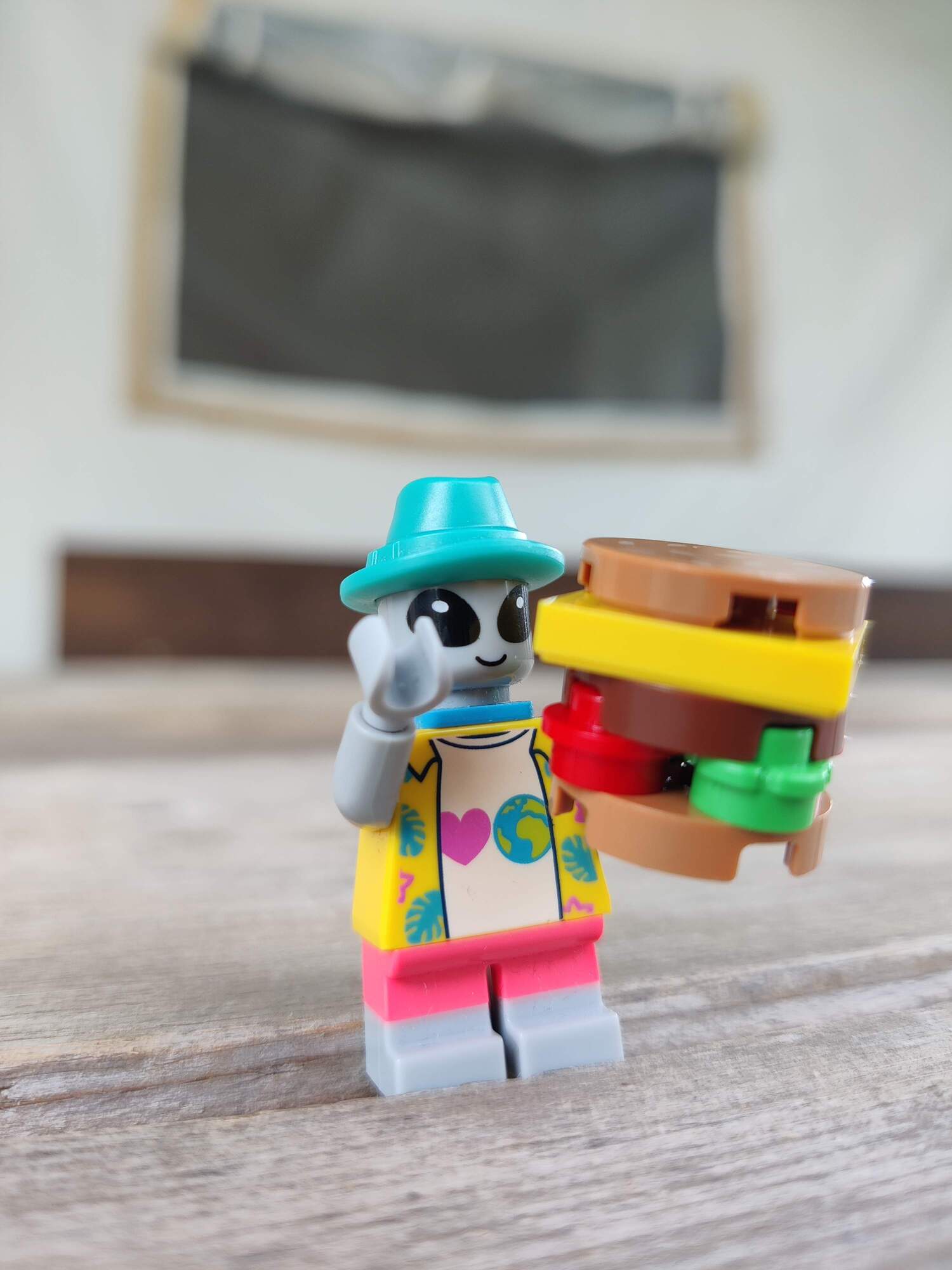 Alien-Minifig hat einen Hamburger in der Hand