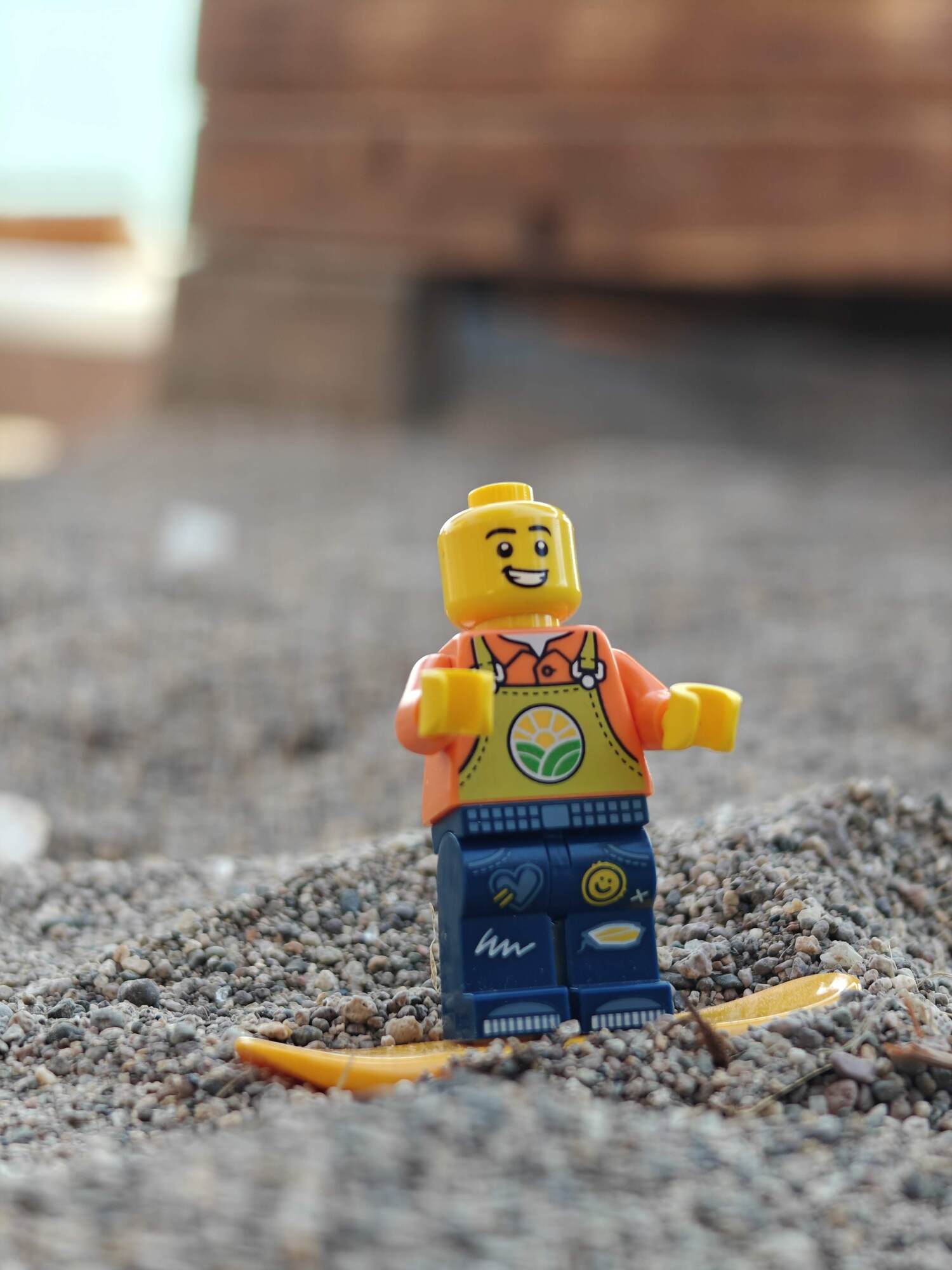 Minifig surft auf dem Sand am Strand