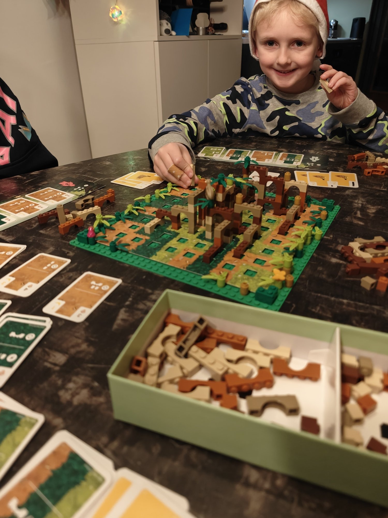 Mon fils fait un mouvement en ajoutant des briques dans le jeu